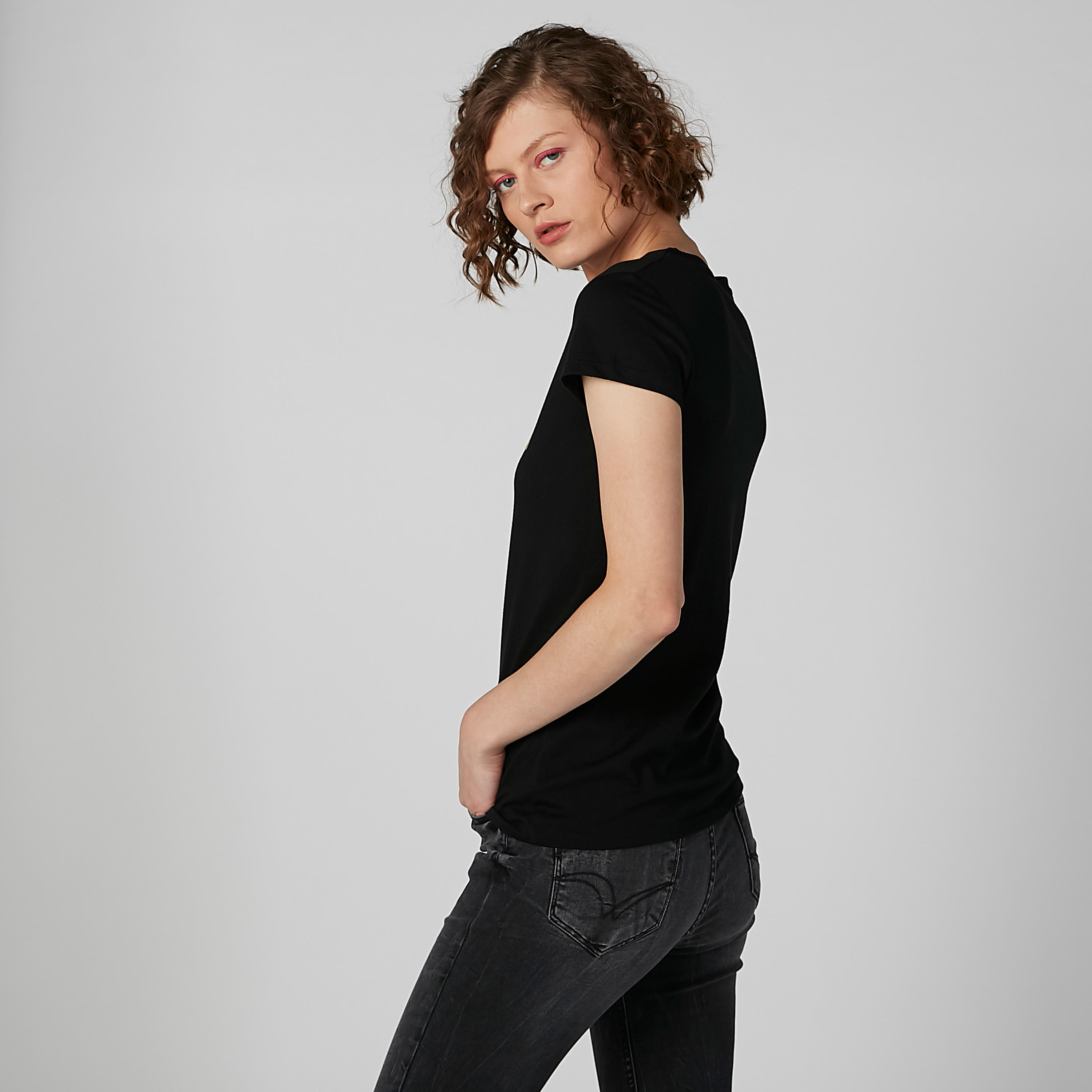 بلوزة بياقة مستديرة وأكمام كاب وطبعات نصيّة-women-clothing-tshirts-image-1