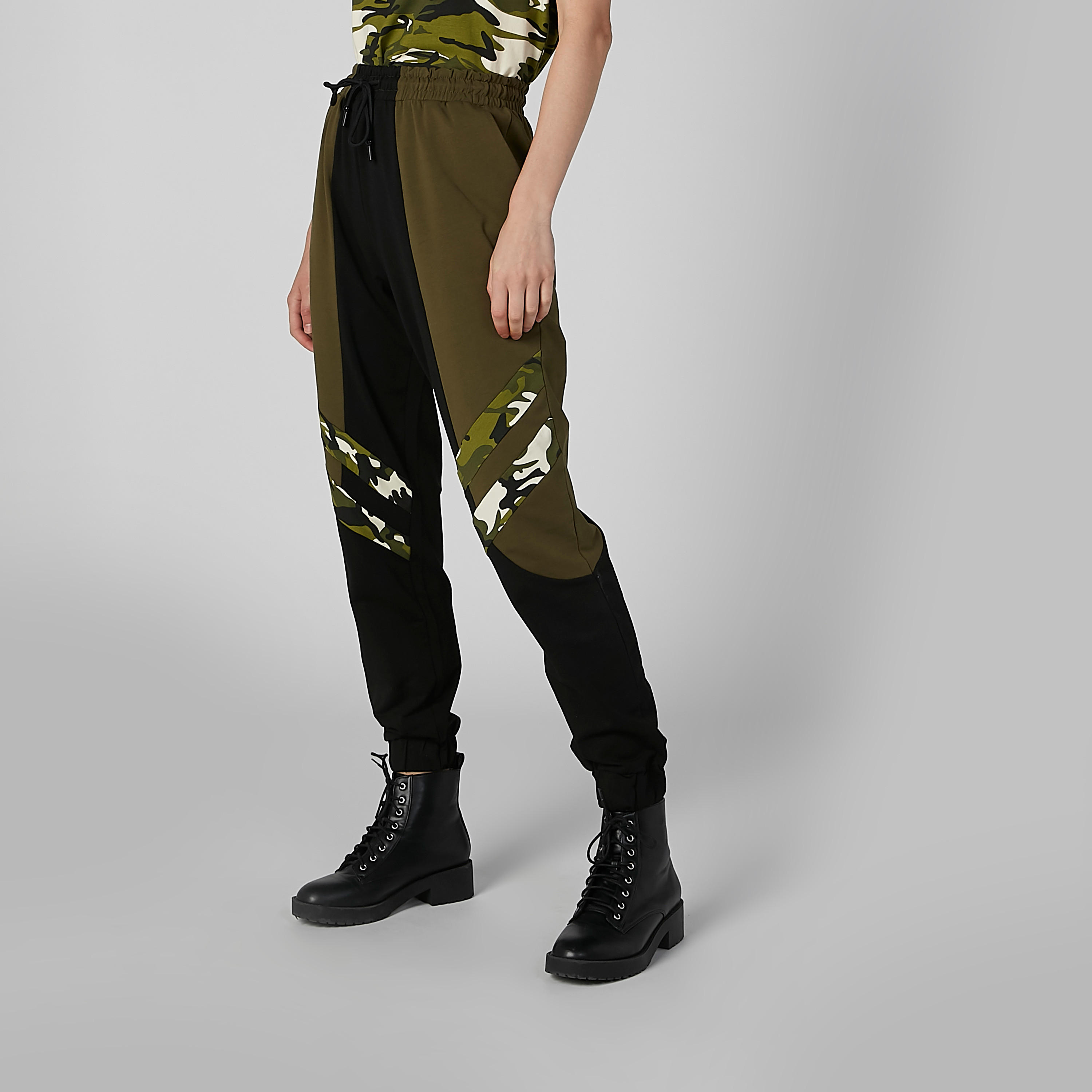 بنطال رياضي بطبعات وخطوط مموهة-women-clothing-bottoms-joggers-image-1