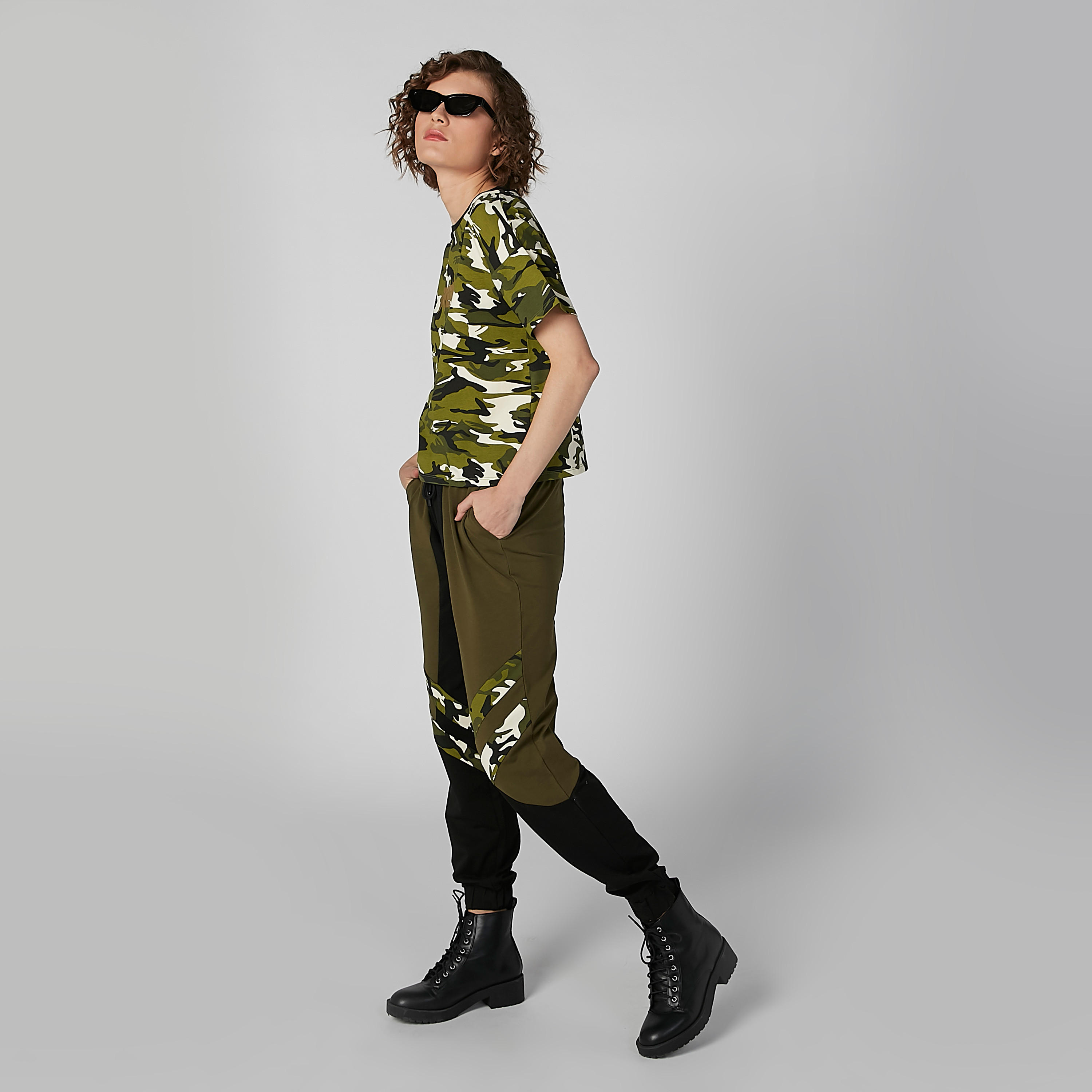 بنطال رياضي بطبعات وخطوط مموهة-women-clothing-bottoms-joggers-image-2