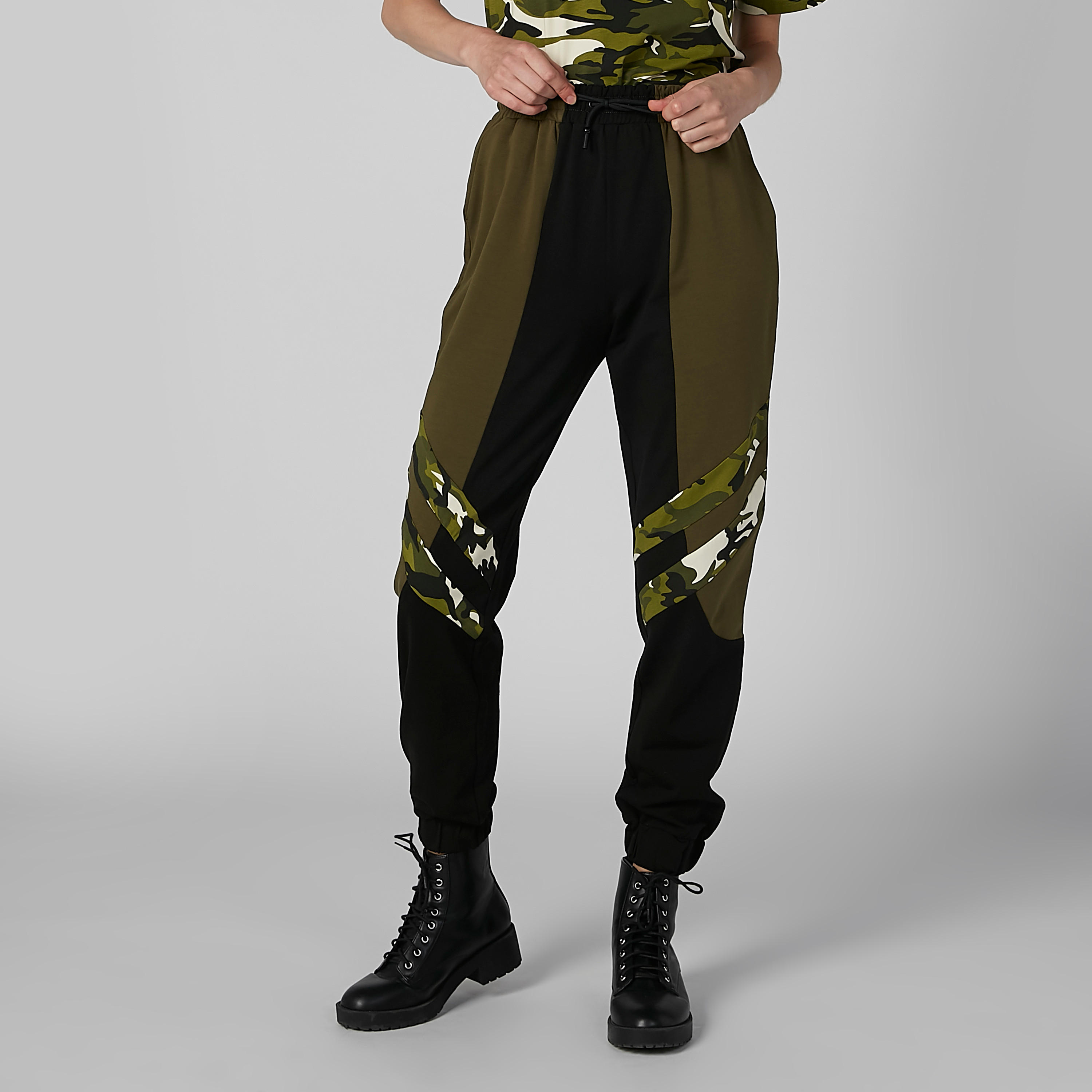 بنطال رياضي بطبعات وخطوط مموهة-women-clothing-bottoms-joggers-image-3