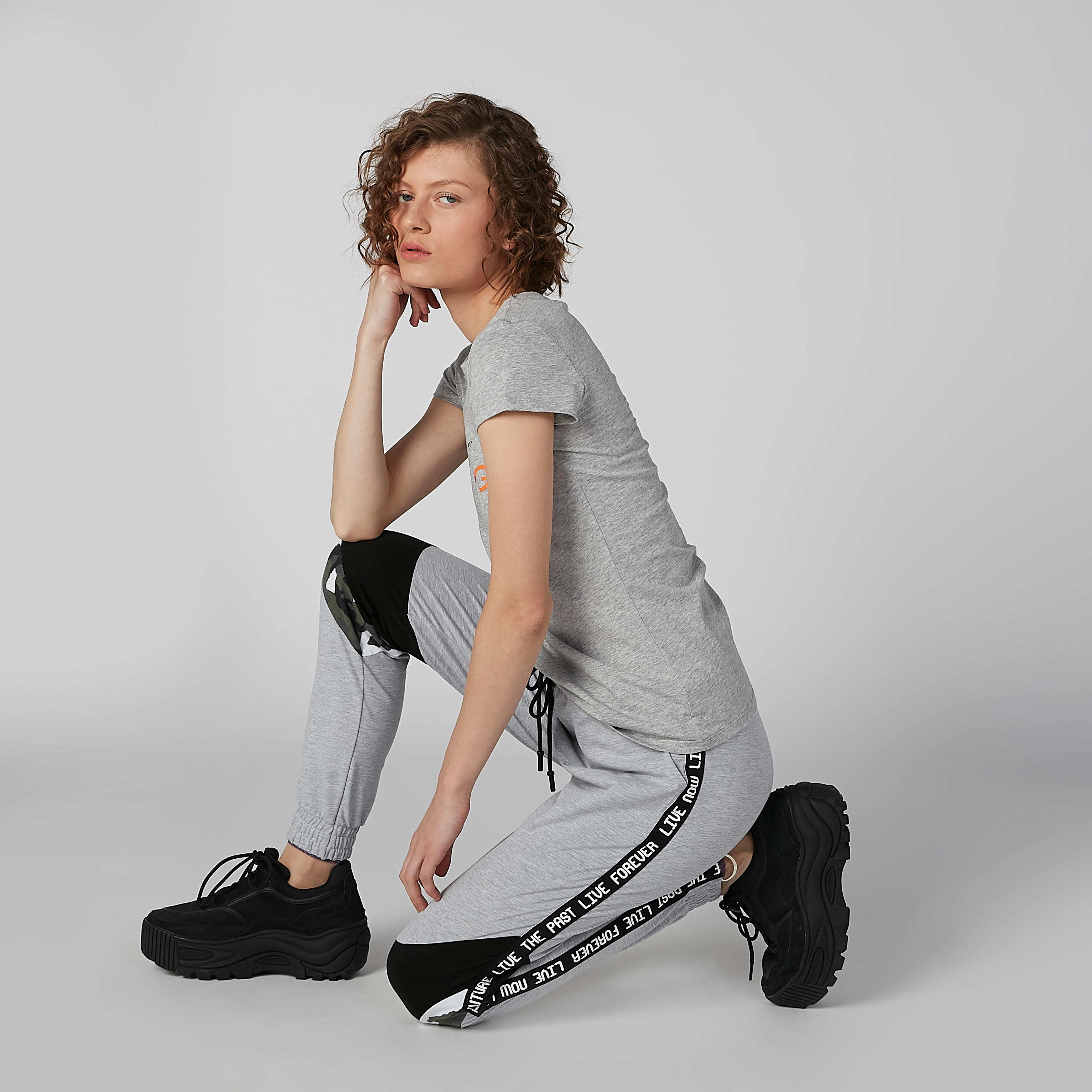 بنطال رياضي بأساور مطّاطية ورباط وجيوب-women-clothing-bottoms-joggers-image-4