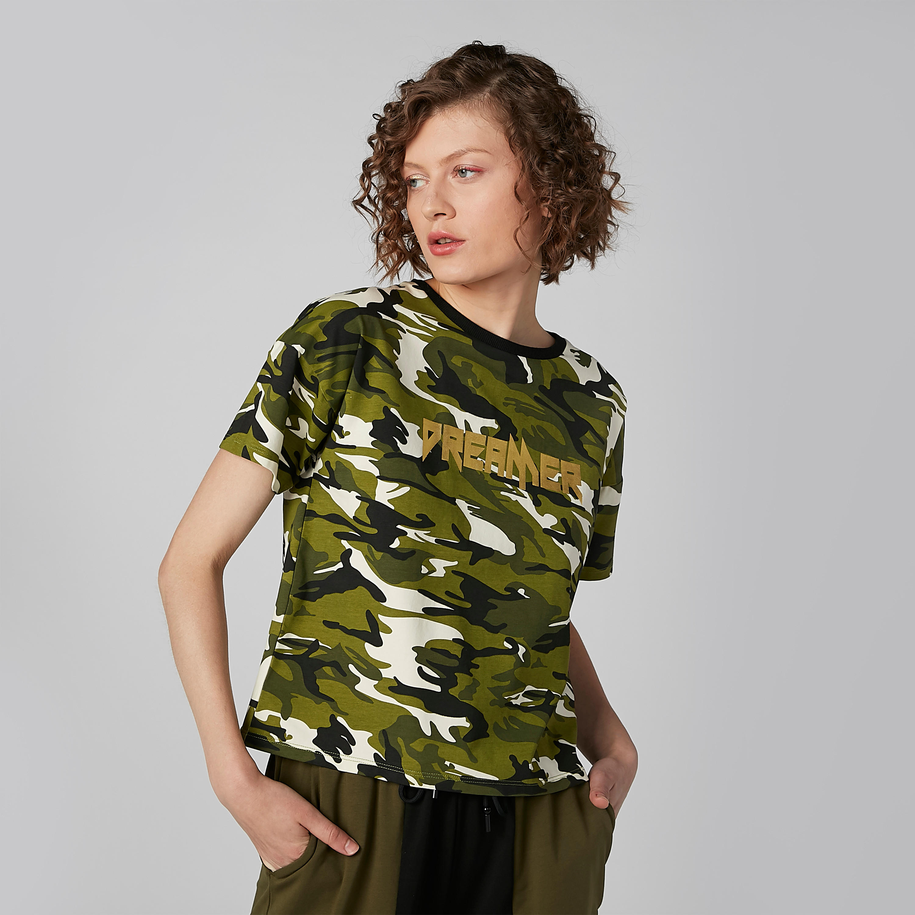 بلوزة مطبوعة بياقة مستديرة وأكتاف منسدلة-women-clothing-tshirts-image-1