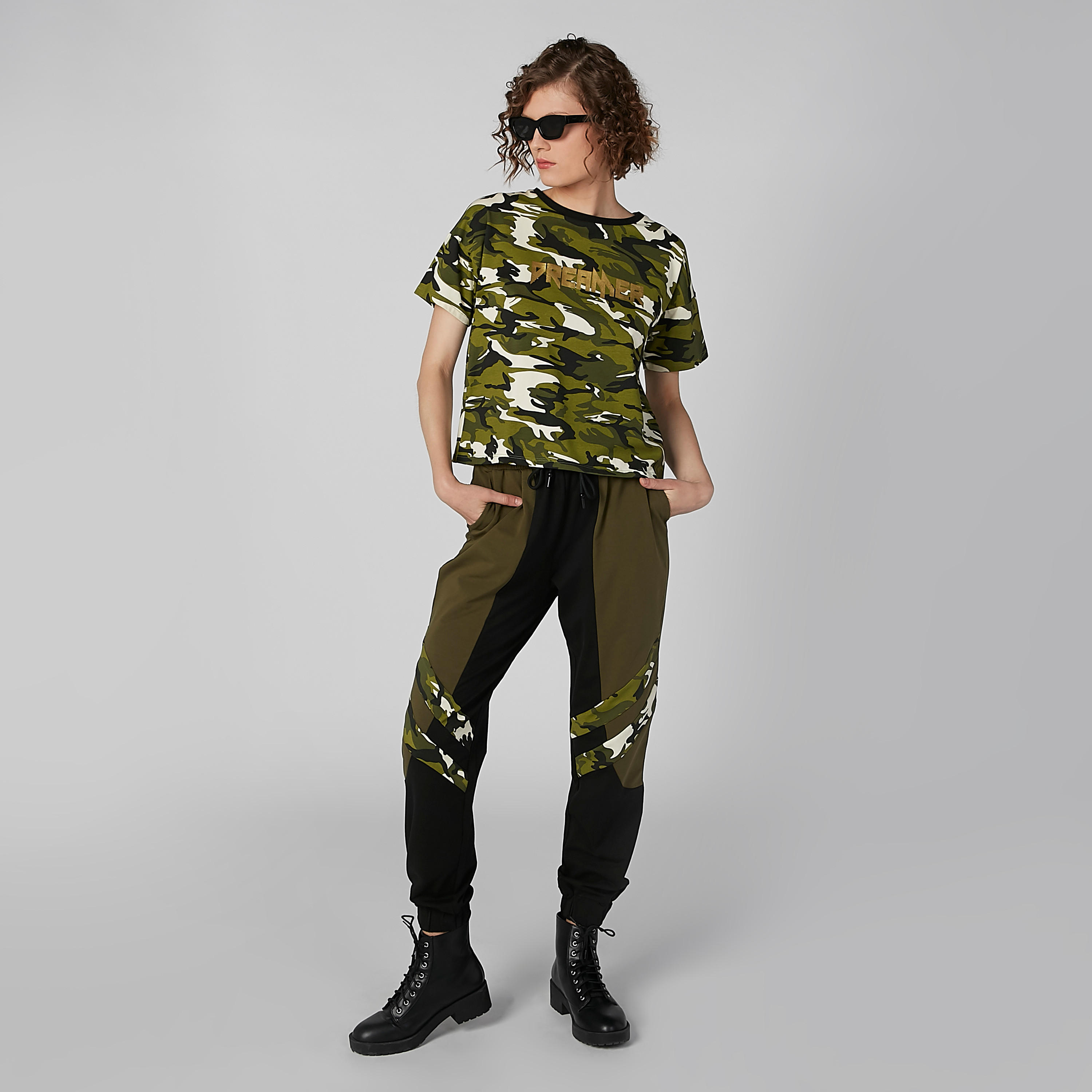 بلوزة مطبوعة بياقة مستديرة وأكتاف منسدلة-women-clothing-tshirts-image-2