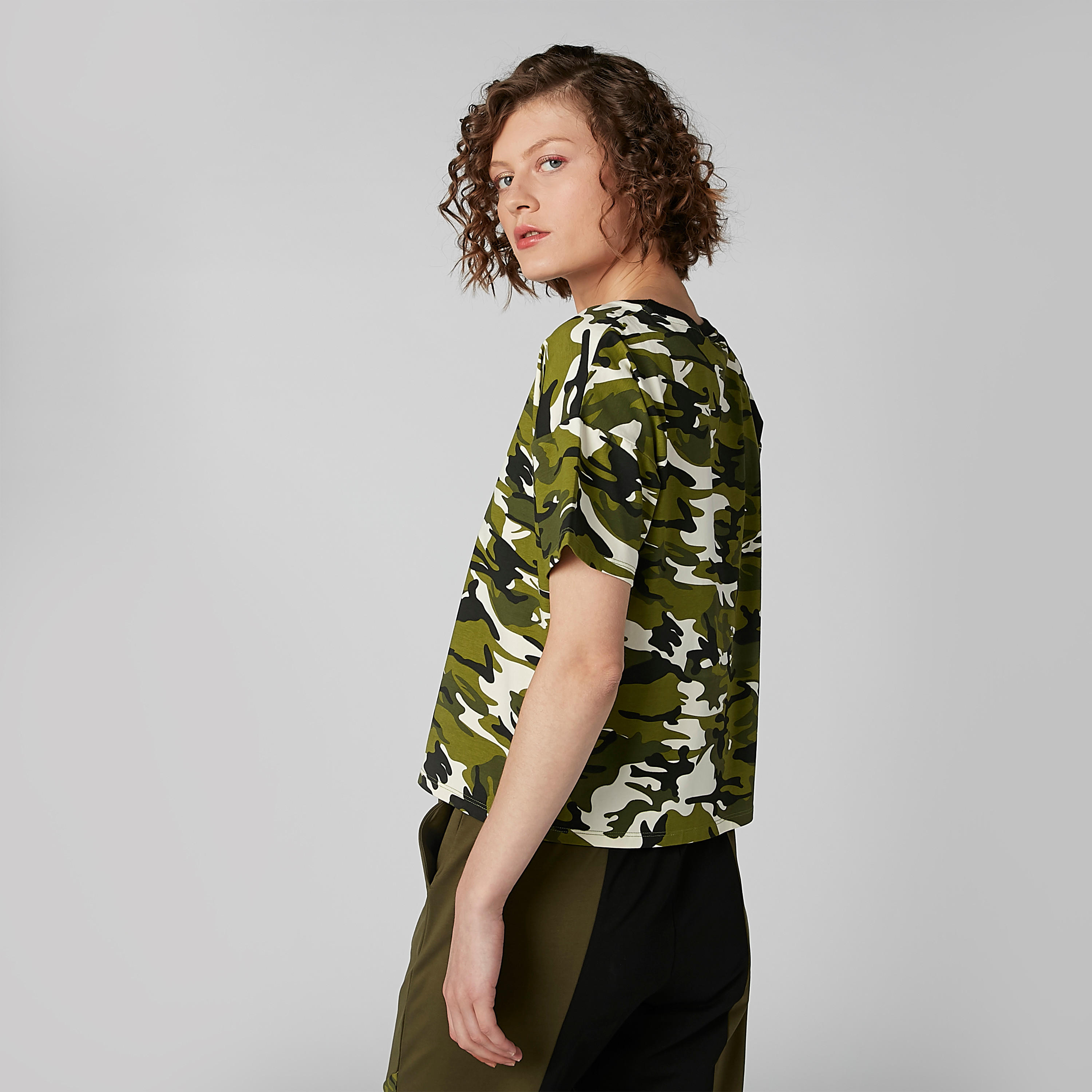 بلوزة مطبوعة بياقة مستديرة وأكتاف منسدلة-women-clothing-tshirts-image-3