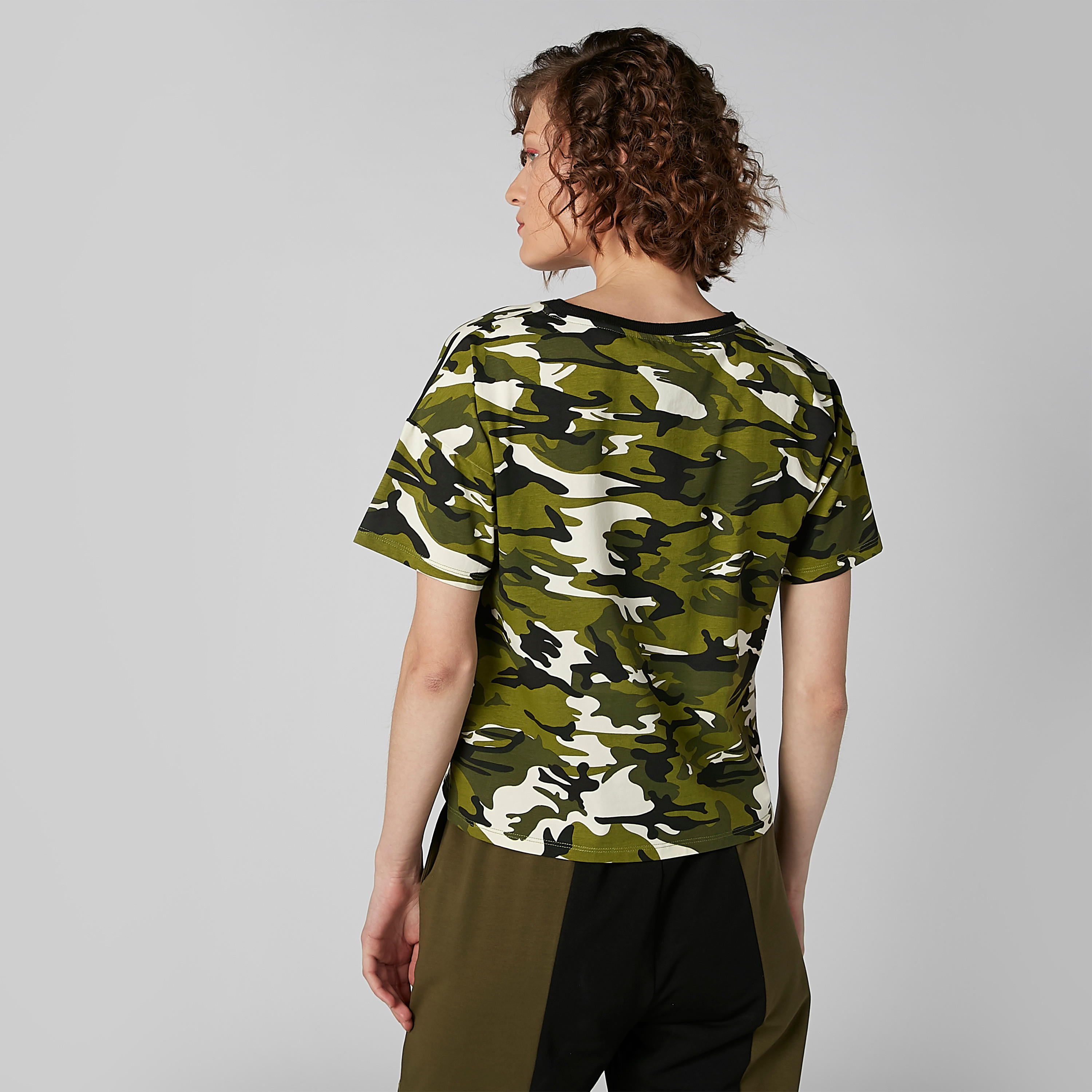 بلوزة مطبوعة بياقة مستديرة وأكتاف منسدلة-women-clothing-tshirts-image-4