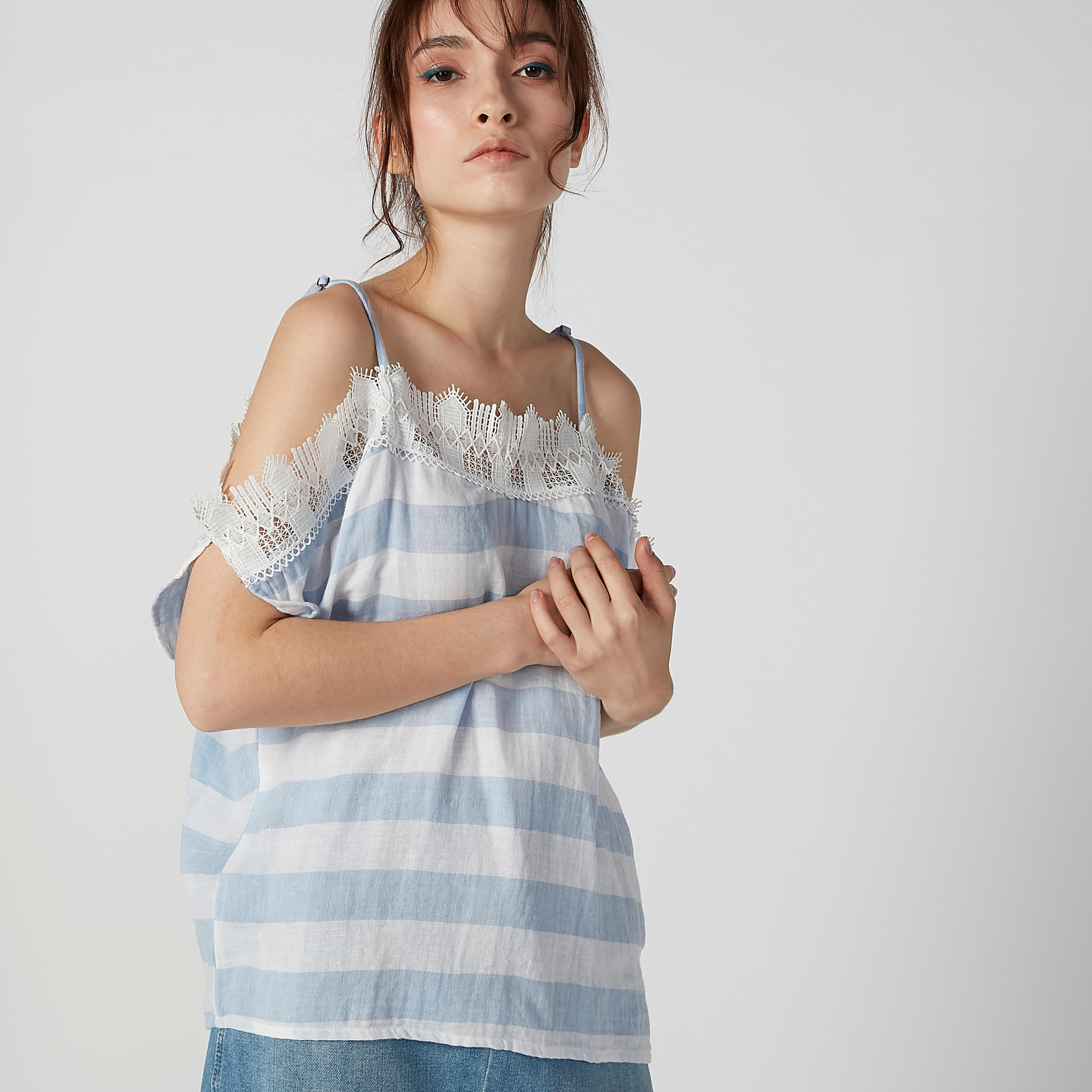بلوزة مقلمة بأكتاف مكشوفة وحمّالات رفيعة قابلة للتعديل-women-clothing-shirtsandblouses-blouses-image-3