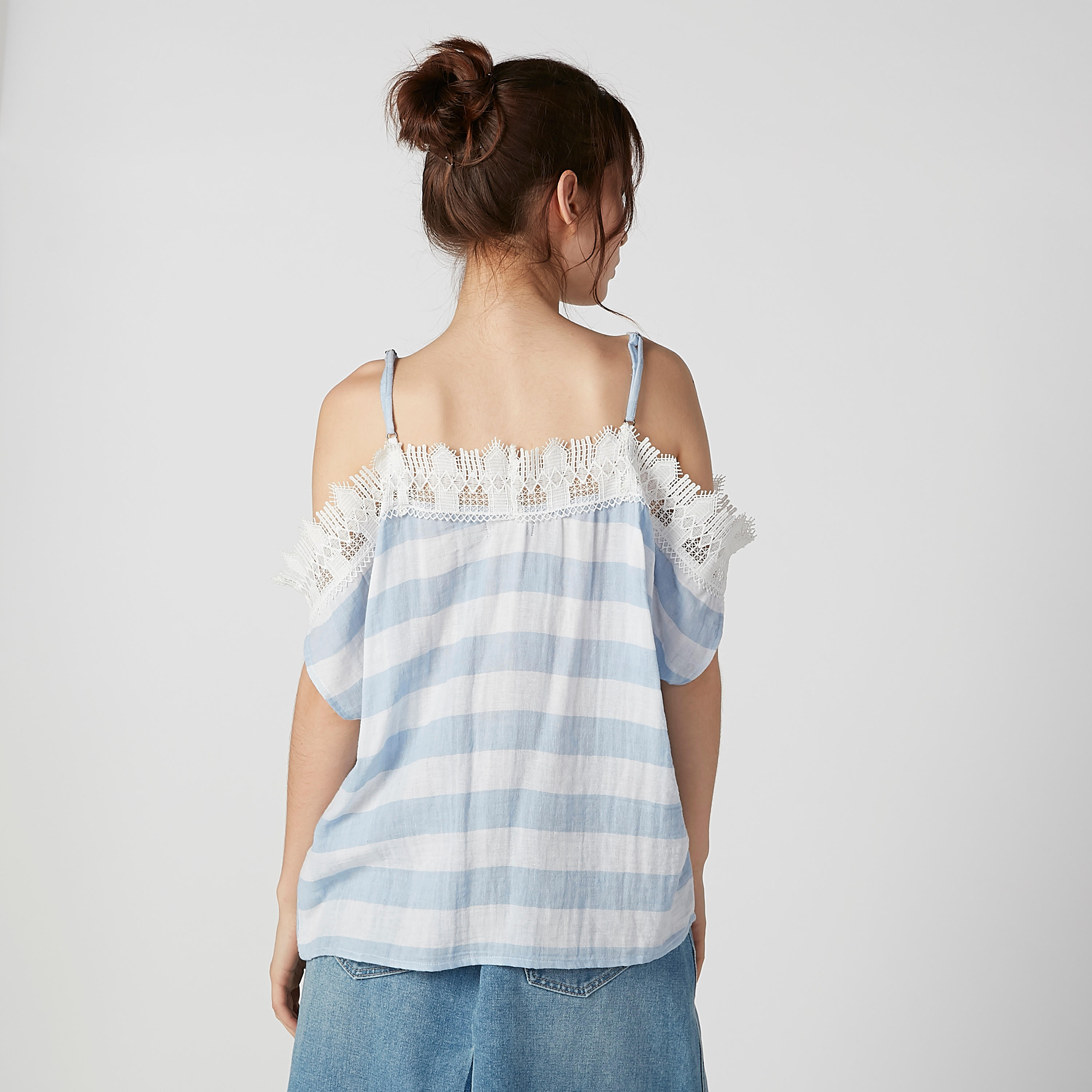 بلوزة مقلمة بأكتاف مكشوفة وحمّالات رفيعة قابلة للتعديل-women-clothing-shirtsandblouses-blouses-image-2