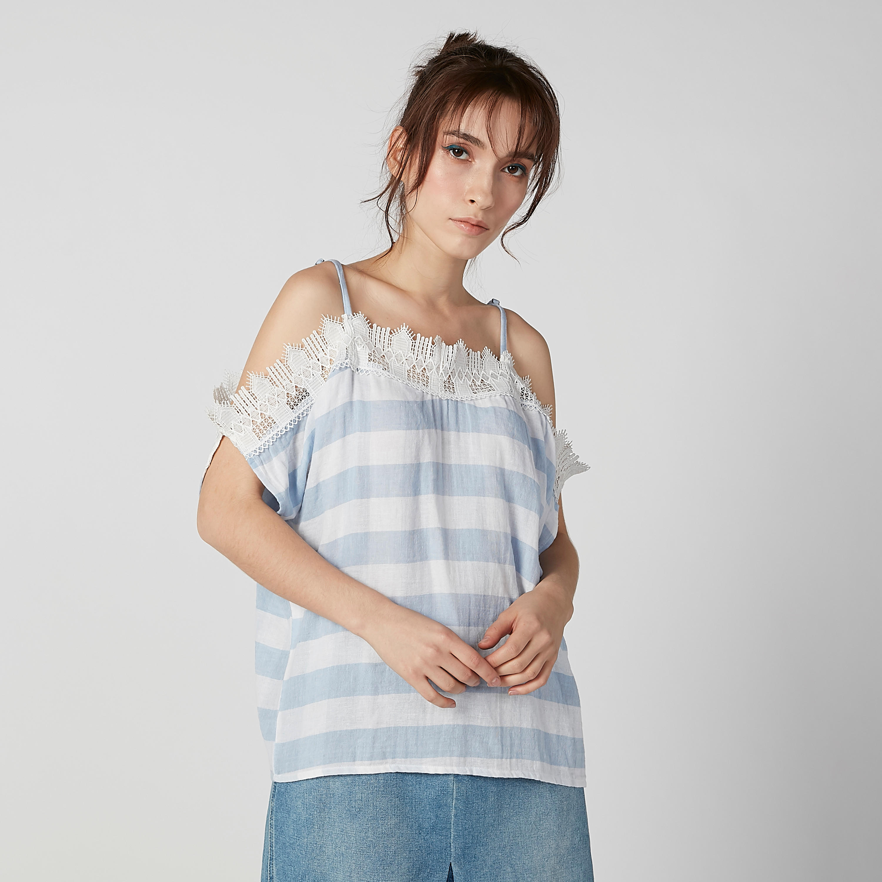 بلوزة مقلمة بأكتاف مكشوفة وحمّالات رفيعة قابلة للتعديل-women-clothing-shirtsandblouses-blouses-image-1