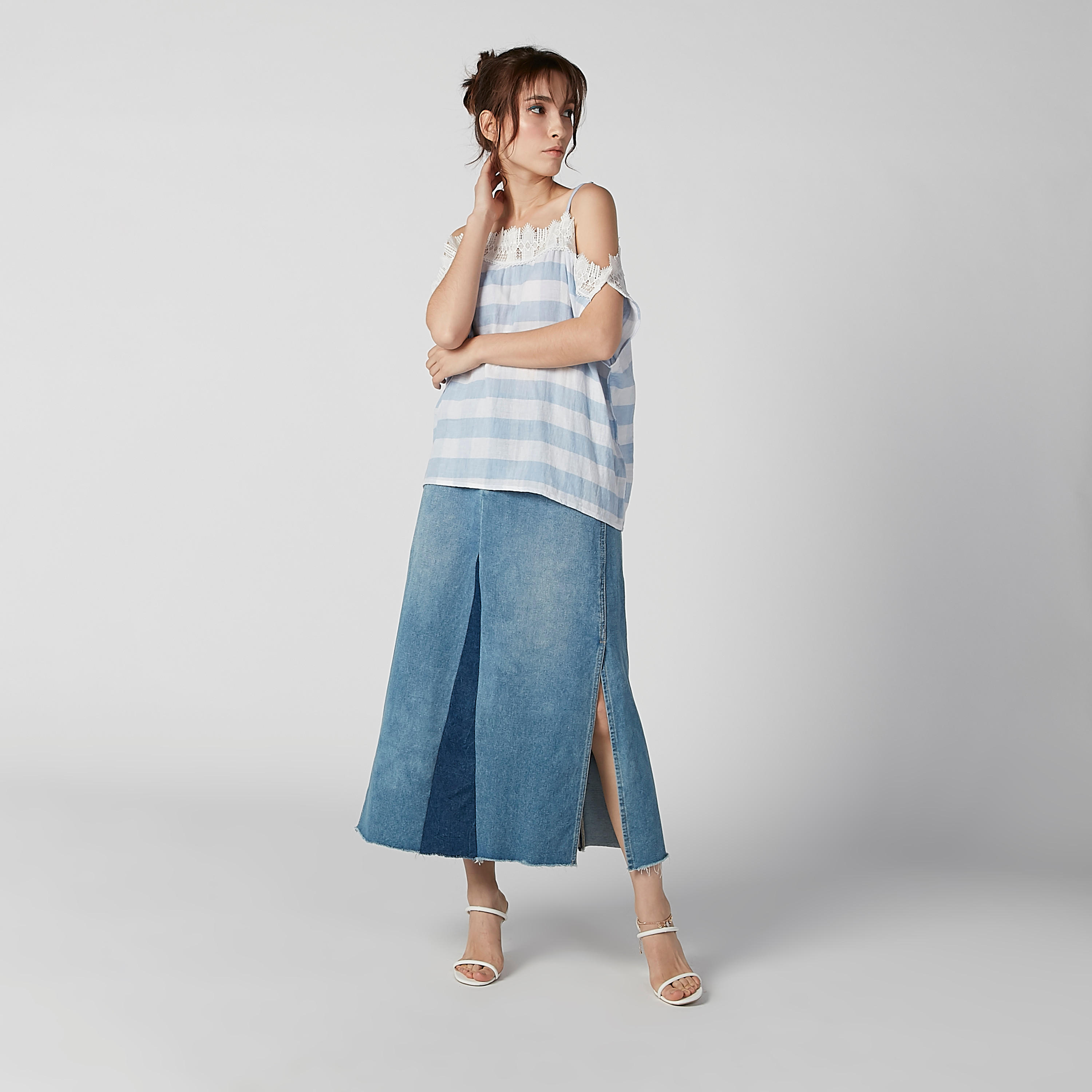 بلوزة مقلمة بأكتاف مكشوفة وحمّالات رفيعة قابلة للتعديل-women-clothing-shirtsandblouses-blouses-image-4