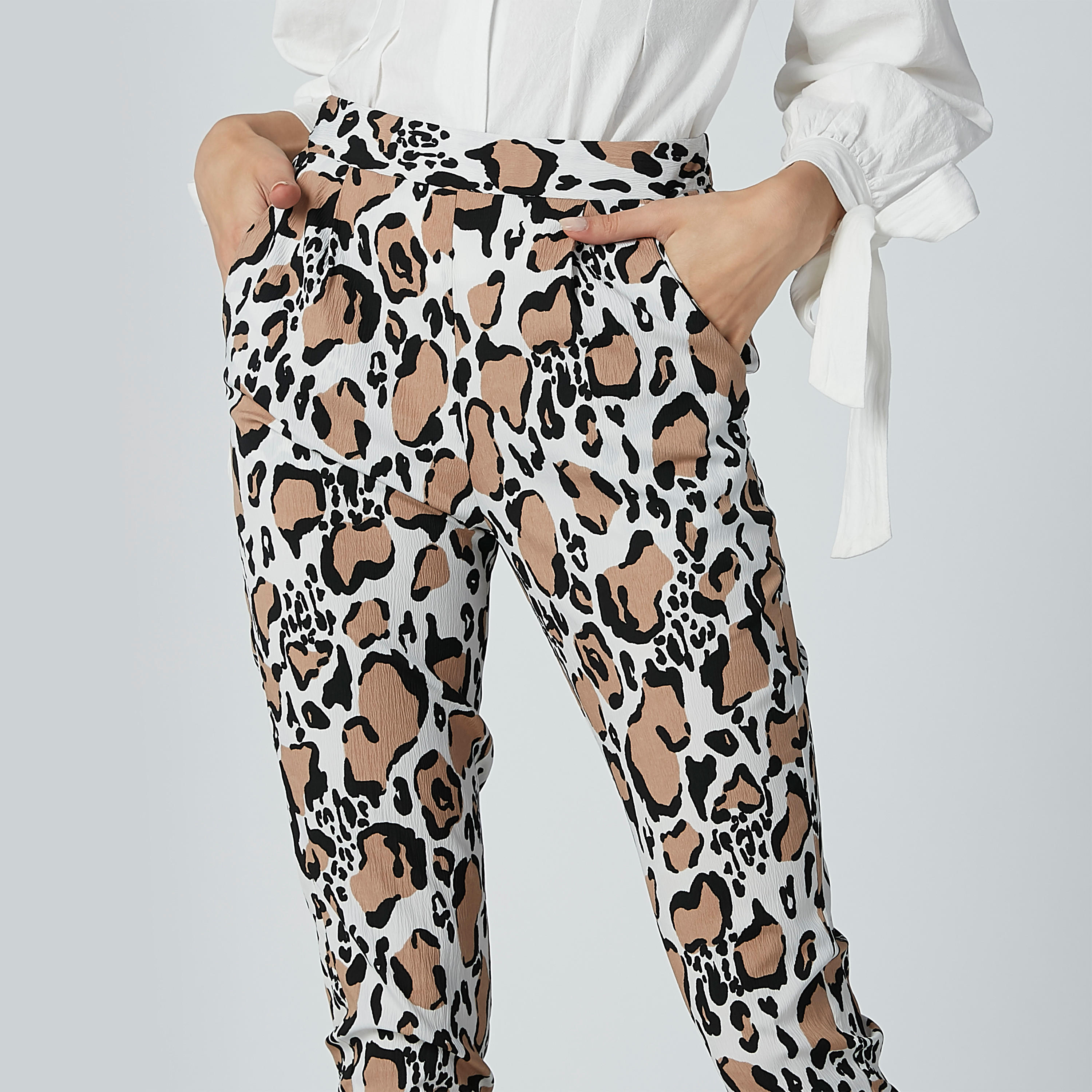 بنطال بخصر مرن وجيوب وطبعات حيوانات-women-clothing-bottoms-trousers-image-3