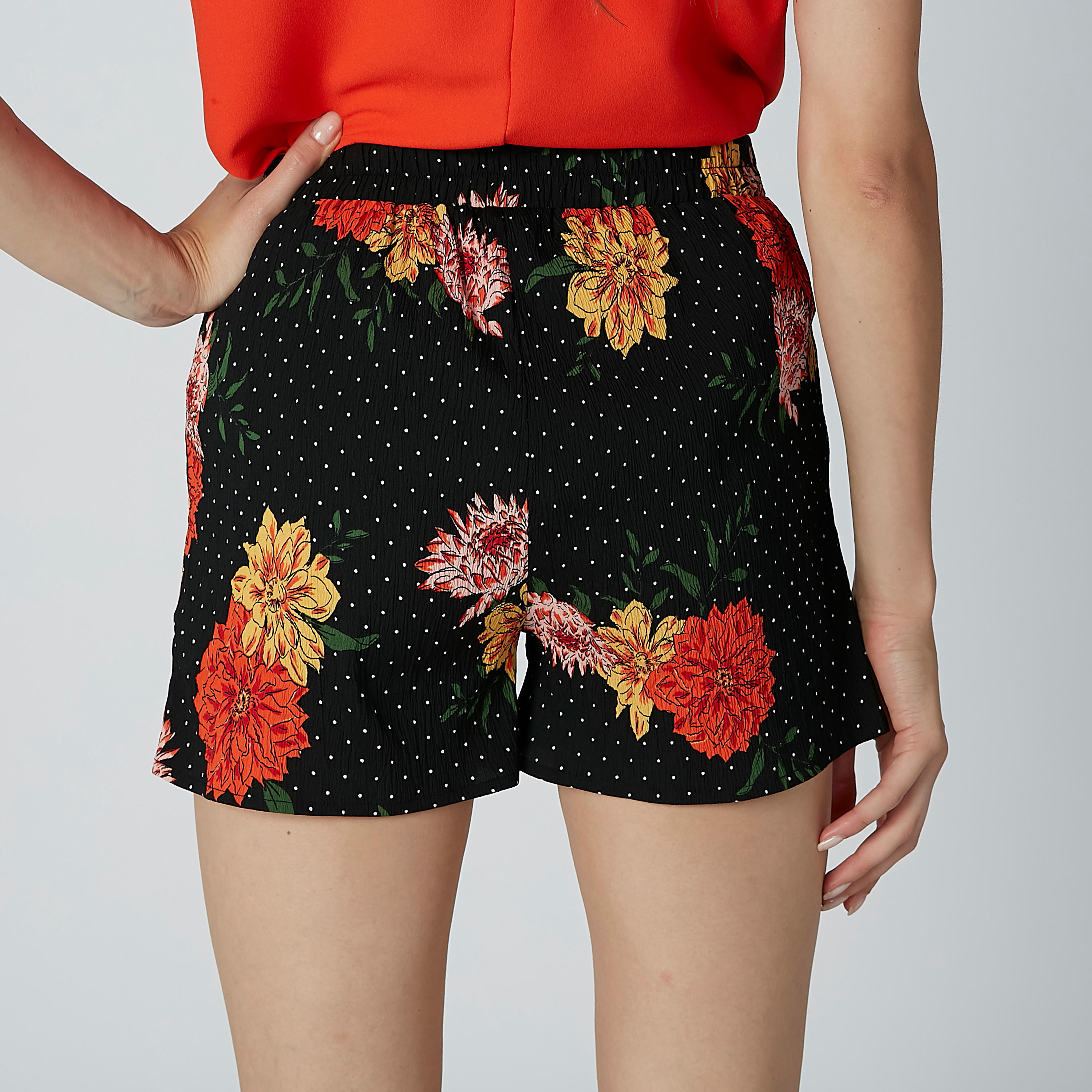 شورت بجيوب وخصر متوسط الارتفاع وطبعات زهرية-women-clothing-bottoms-shorts-image-4