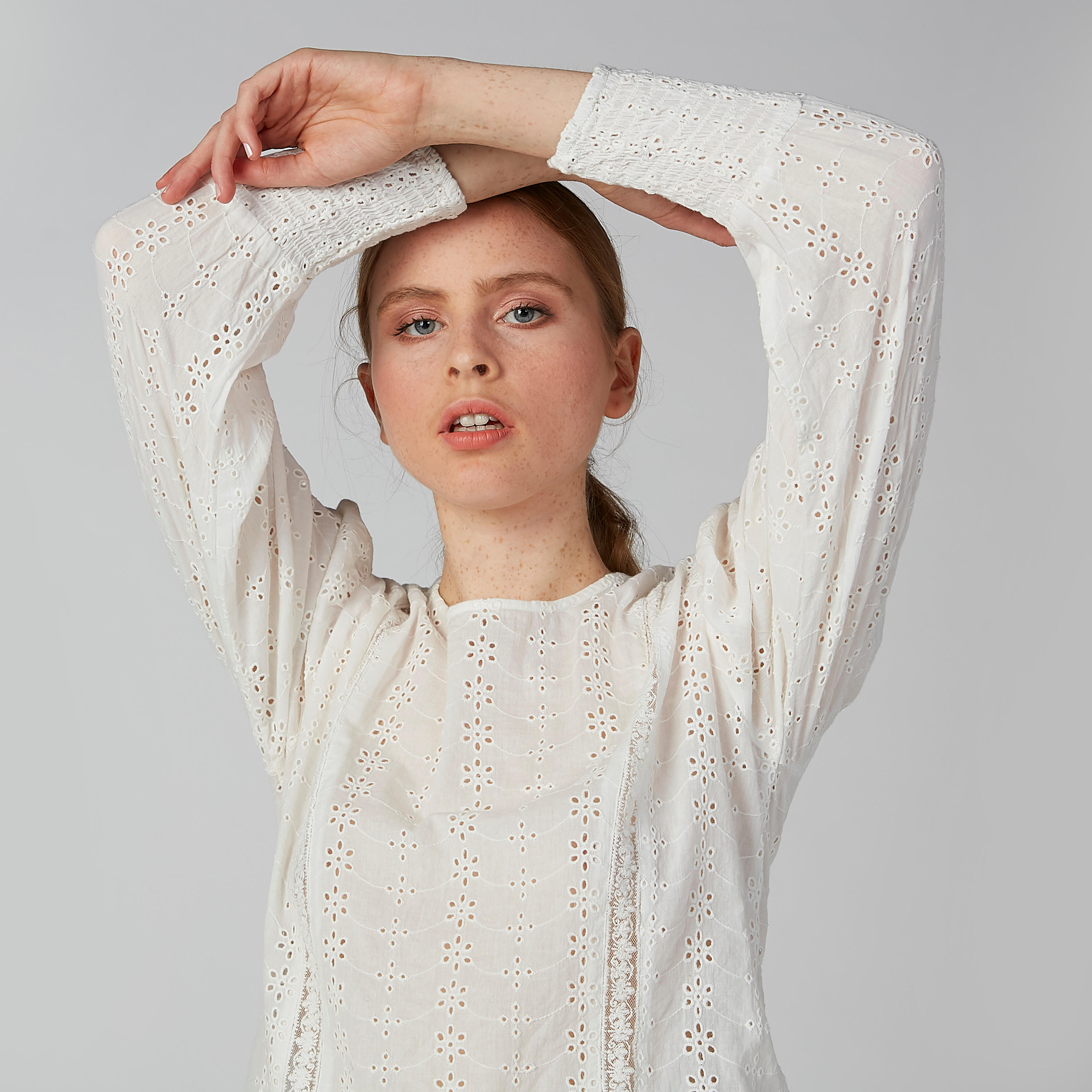 بلوزة شيفلي بياقة مستديرة وأكمام طويلة-women-clothing-shirtsandblouses-blouses-image-2
