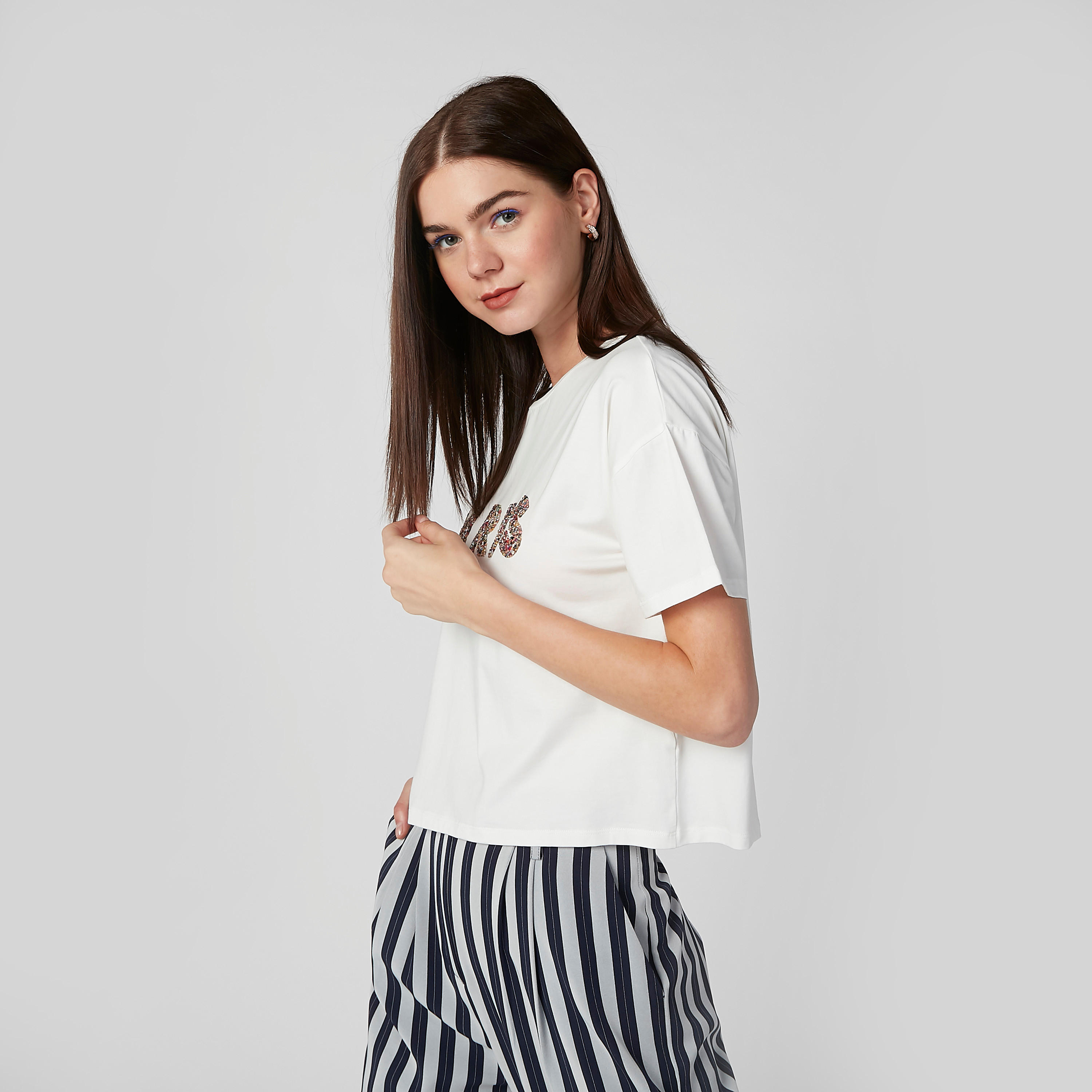 تيشيرت قصير مزيّن بياقة مستديرة وأكمام قصيرة-women-clothing-tshirts-image-1