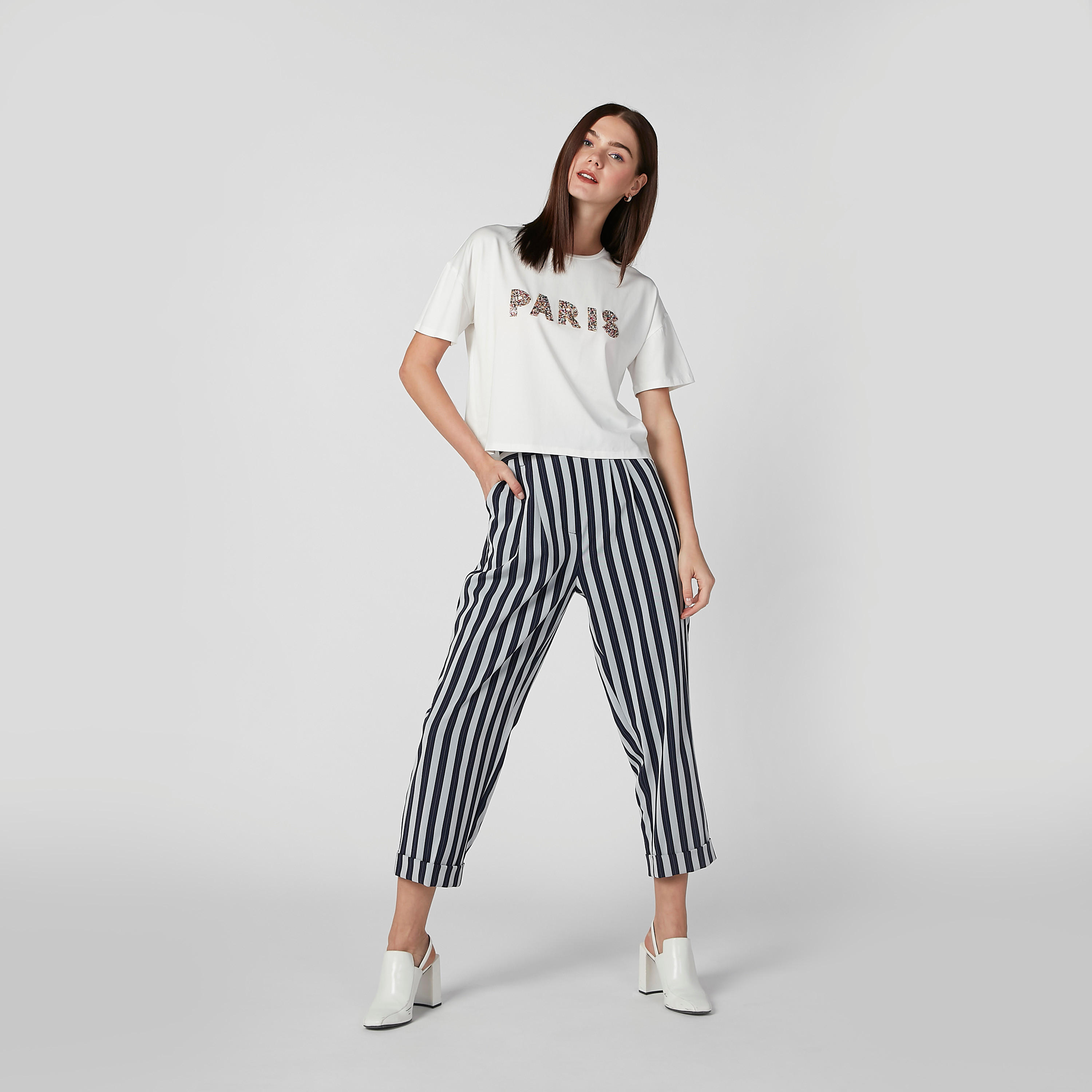 تيشيرت قصير مزيّن بياقة مستديرة وأكمام قصيرة-women-clothing-tshirts-image-2
