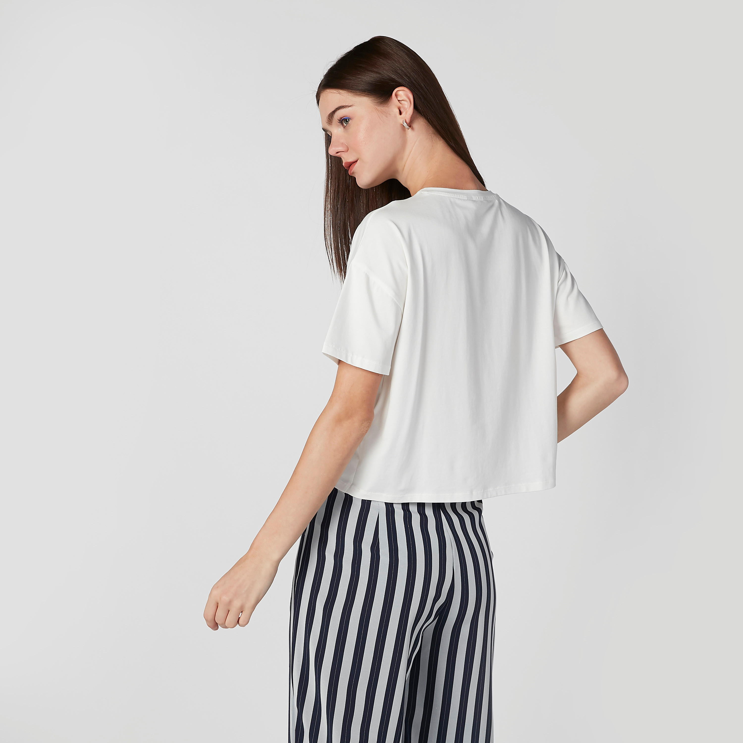 تيشيرت قصير مزيّن بياقة مستديرة وأكمام قصيرة-women-clothing-tshirts-image-3