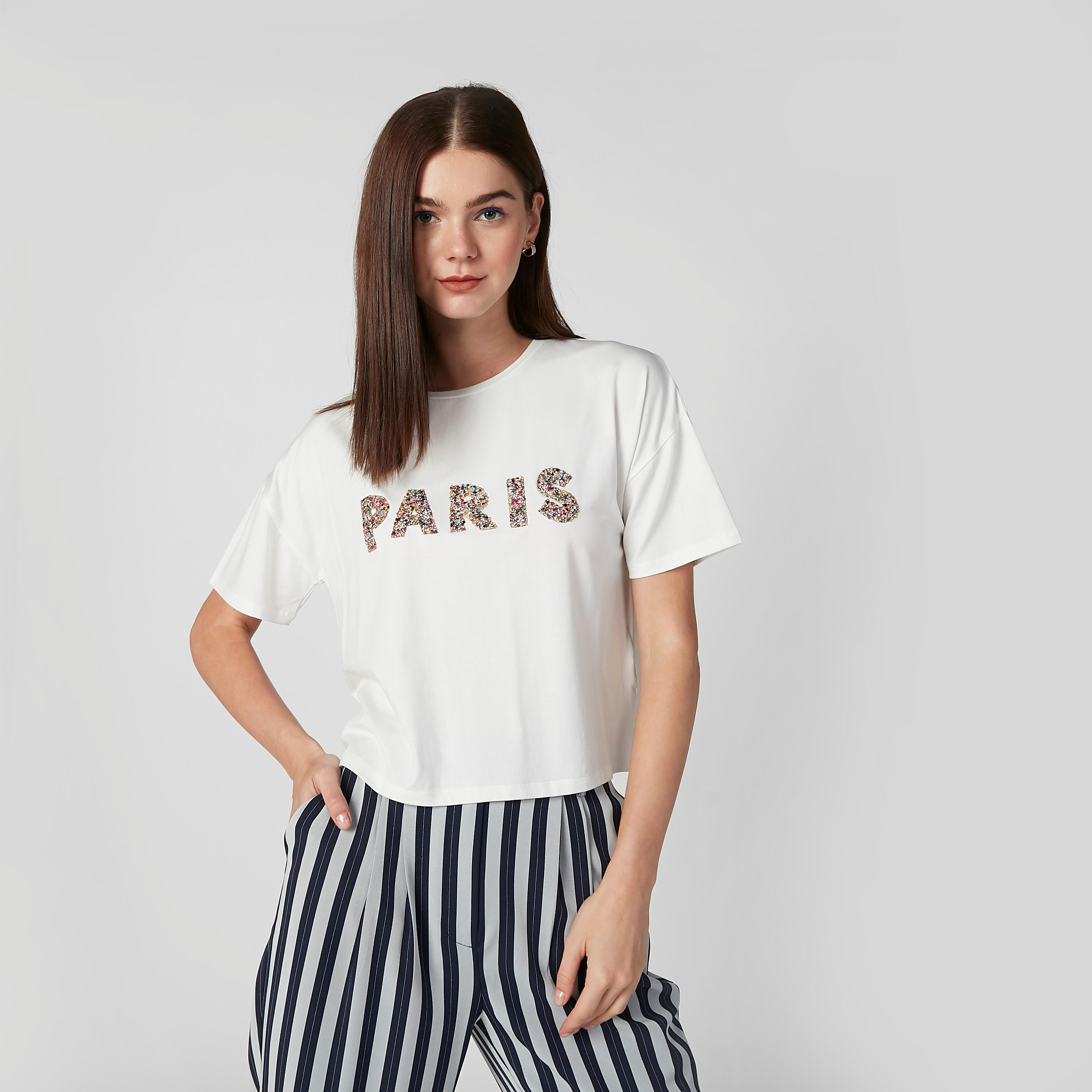 تيشيرت قصير مزيّن بياقة مستديرة وأكمام قصيرة-women-clothing-tshirts-image-4