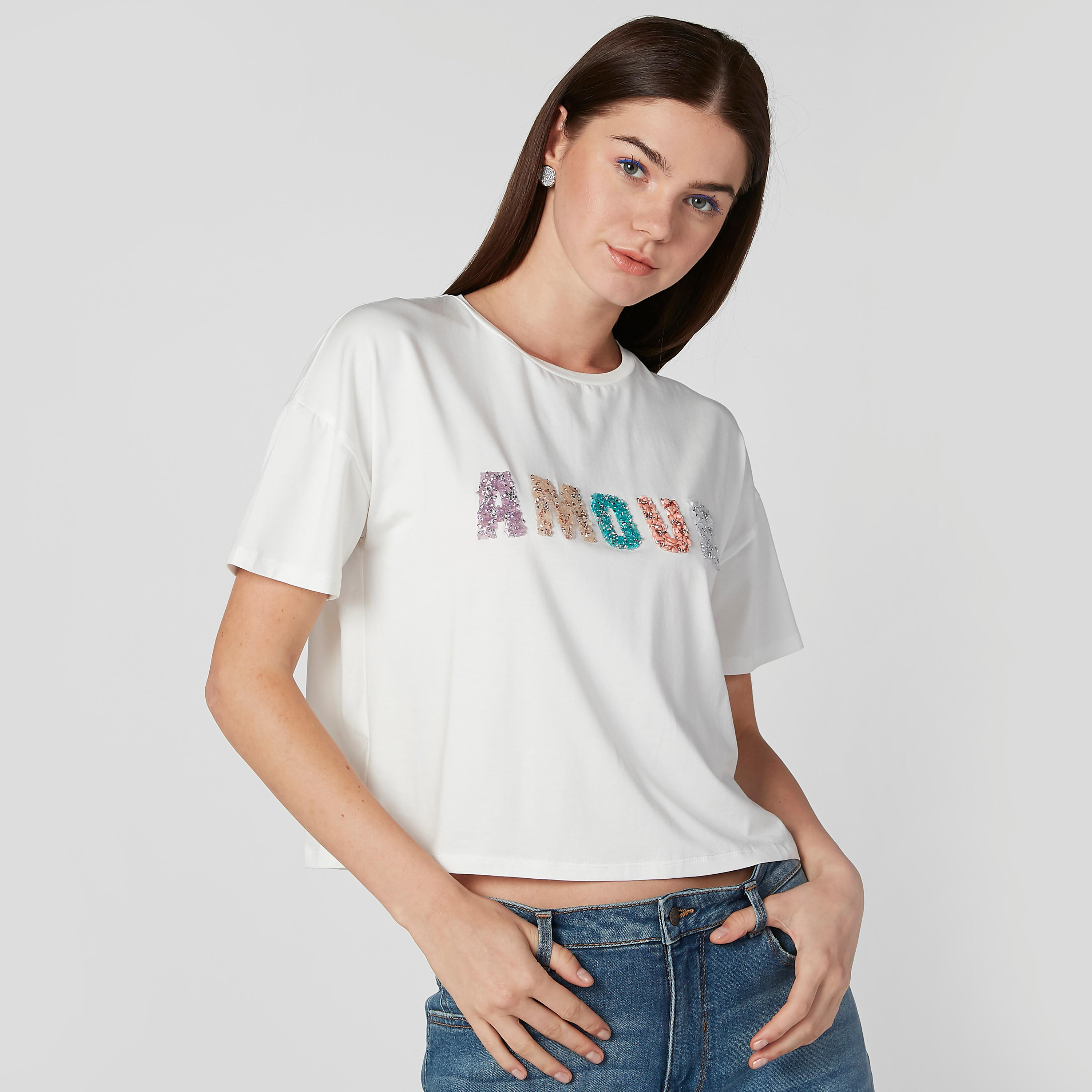 تيشيرت قصير مزيّن بياقة مستديرة وأكمام قصيرة-women-clothing-tshirts-image-3