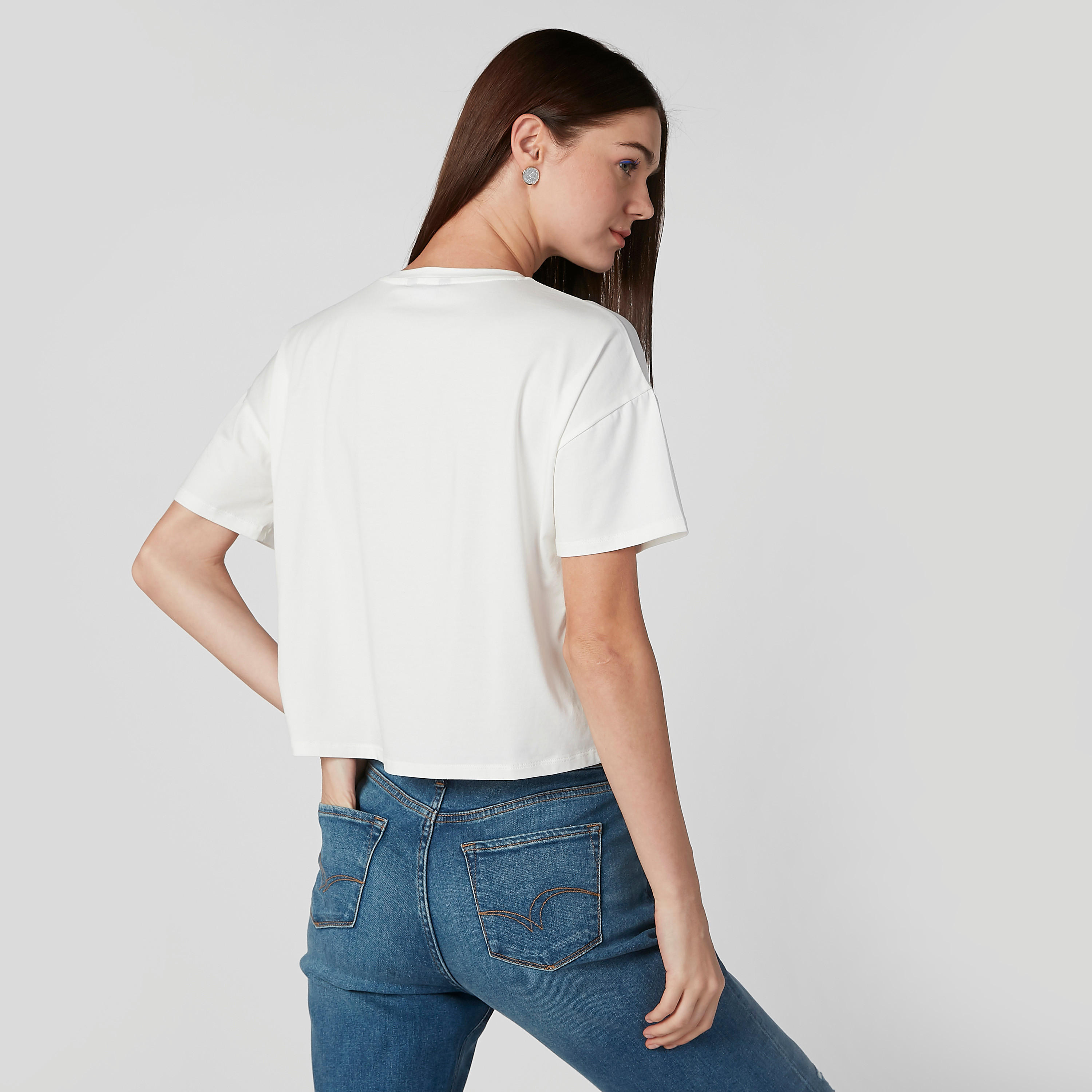 تيشيرت قصير مزيّن بياقة مستديرة وأكمام قصيرة-women-clothing-tshirts-image-4