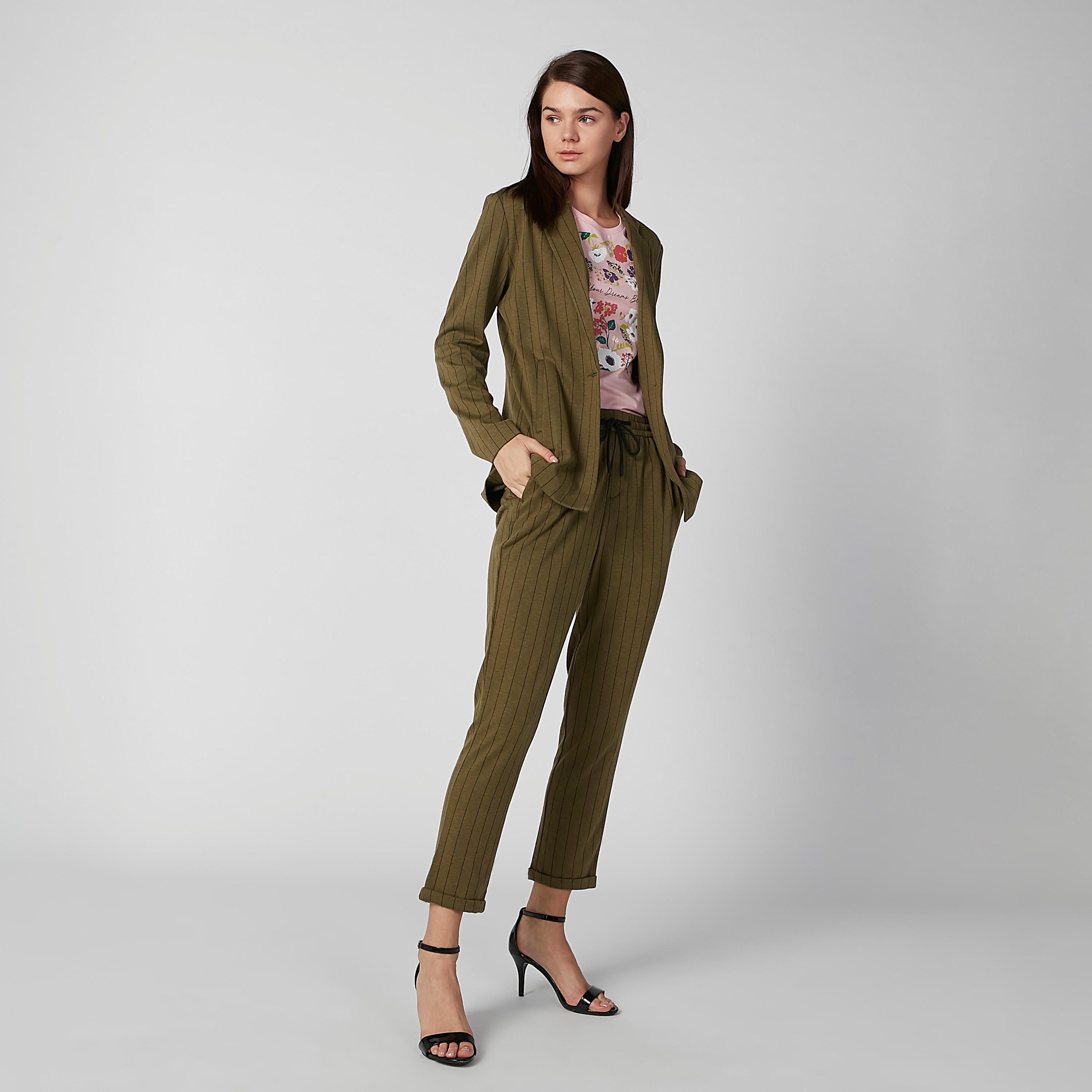 بنطلون طويل مقلّم بخصر متوسط الارتفاع وجيوب-women-clothing-bottoms-trousers-image-2