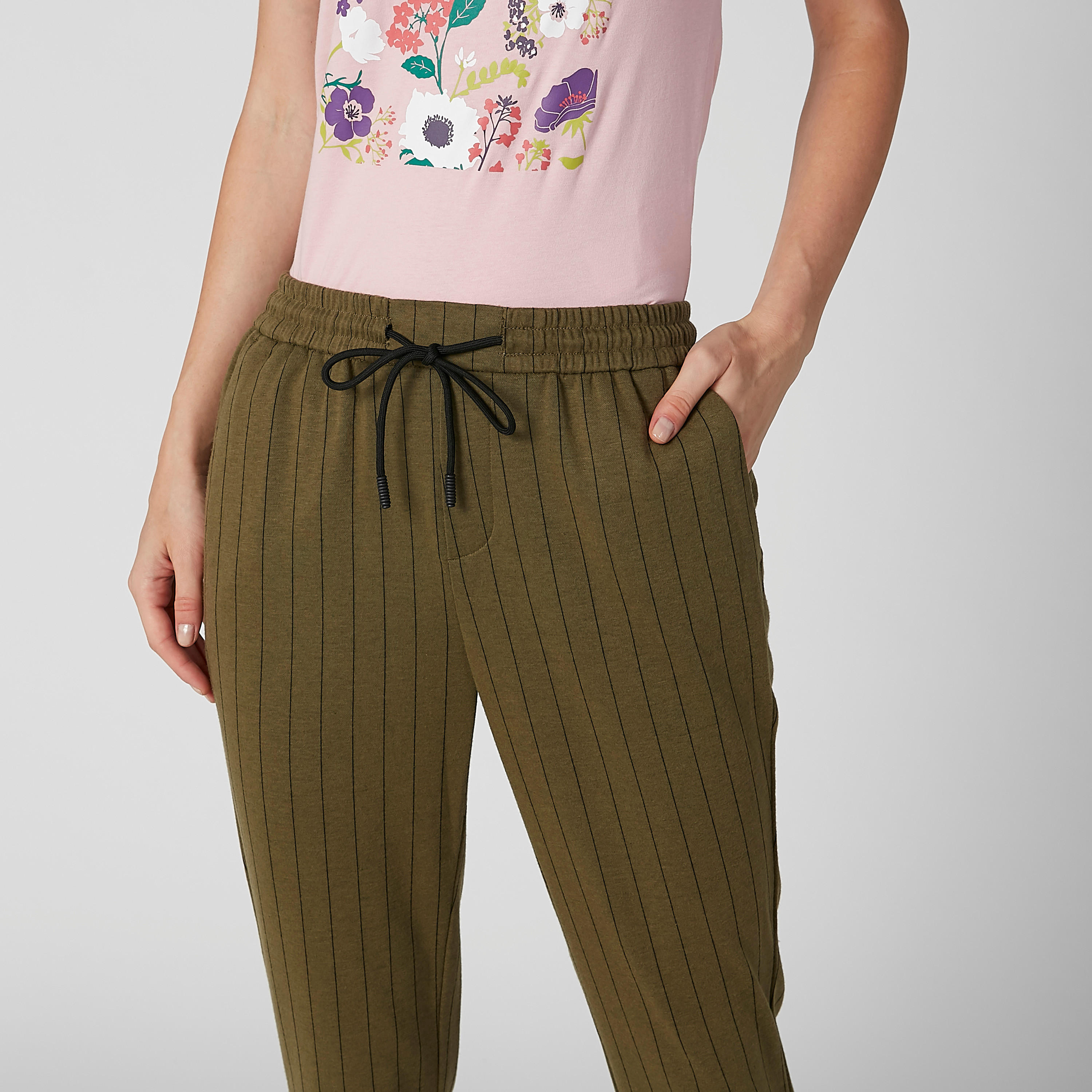 بنطلون طويل مقلّم بخصر متوسط الارتفاع وجيوب-women-clothing-bottoms-trousers-image-3