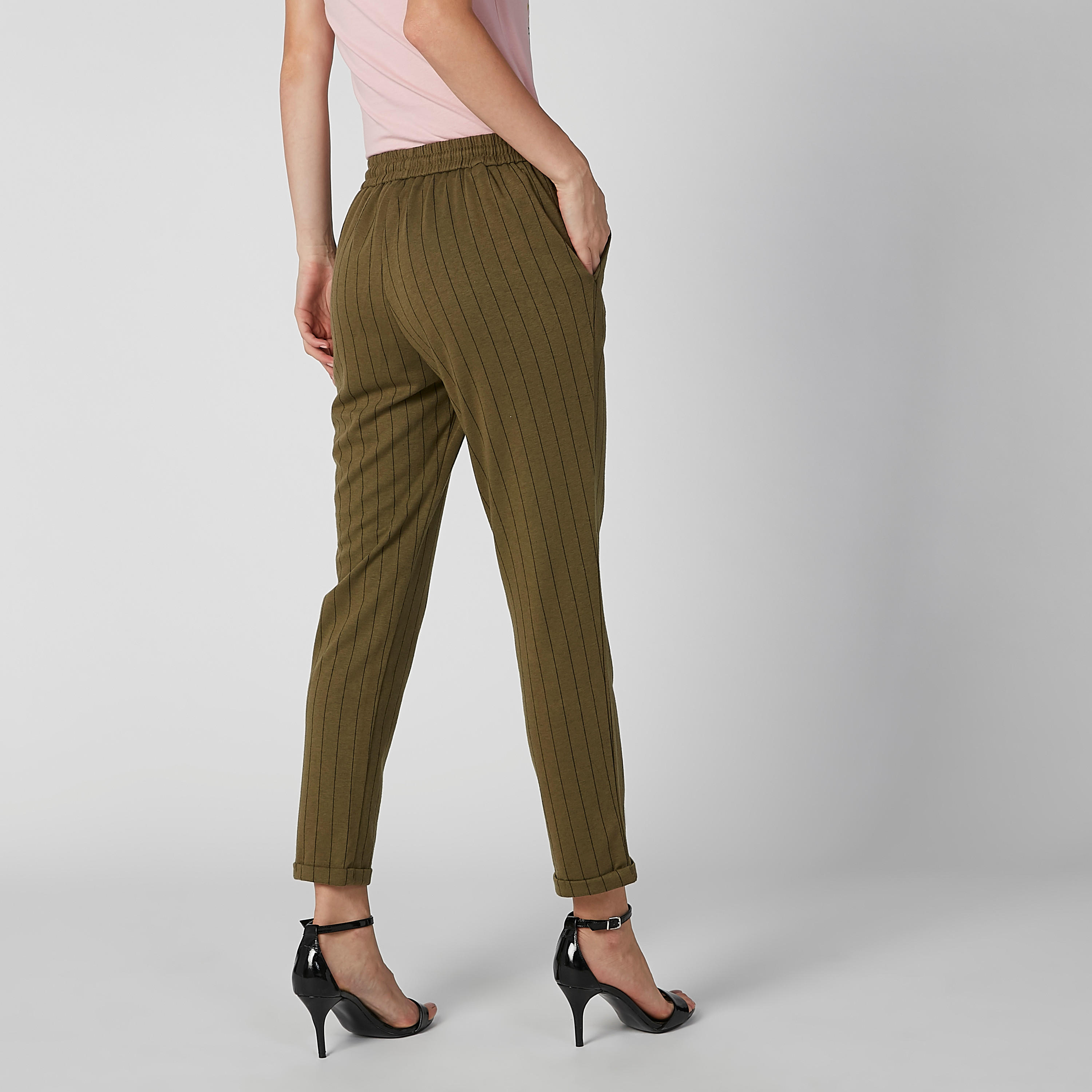 بنطلون طويل مقلّم بخصر متوسط الارتفاع وجيوب-women-clothing-bottoms-trousers-image-4