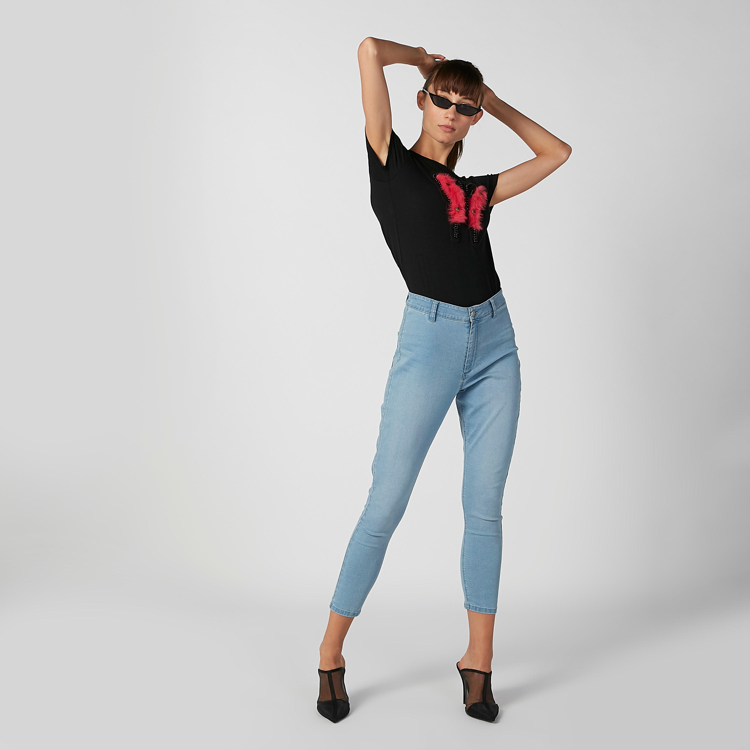 تيشيرت بياقة ضيّقة وأكمام قصيرة وتزيينات-women-clothing-tshirts-image-3