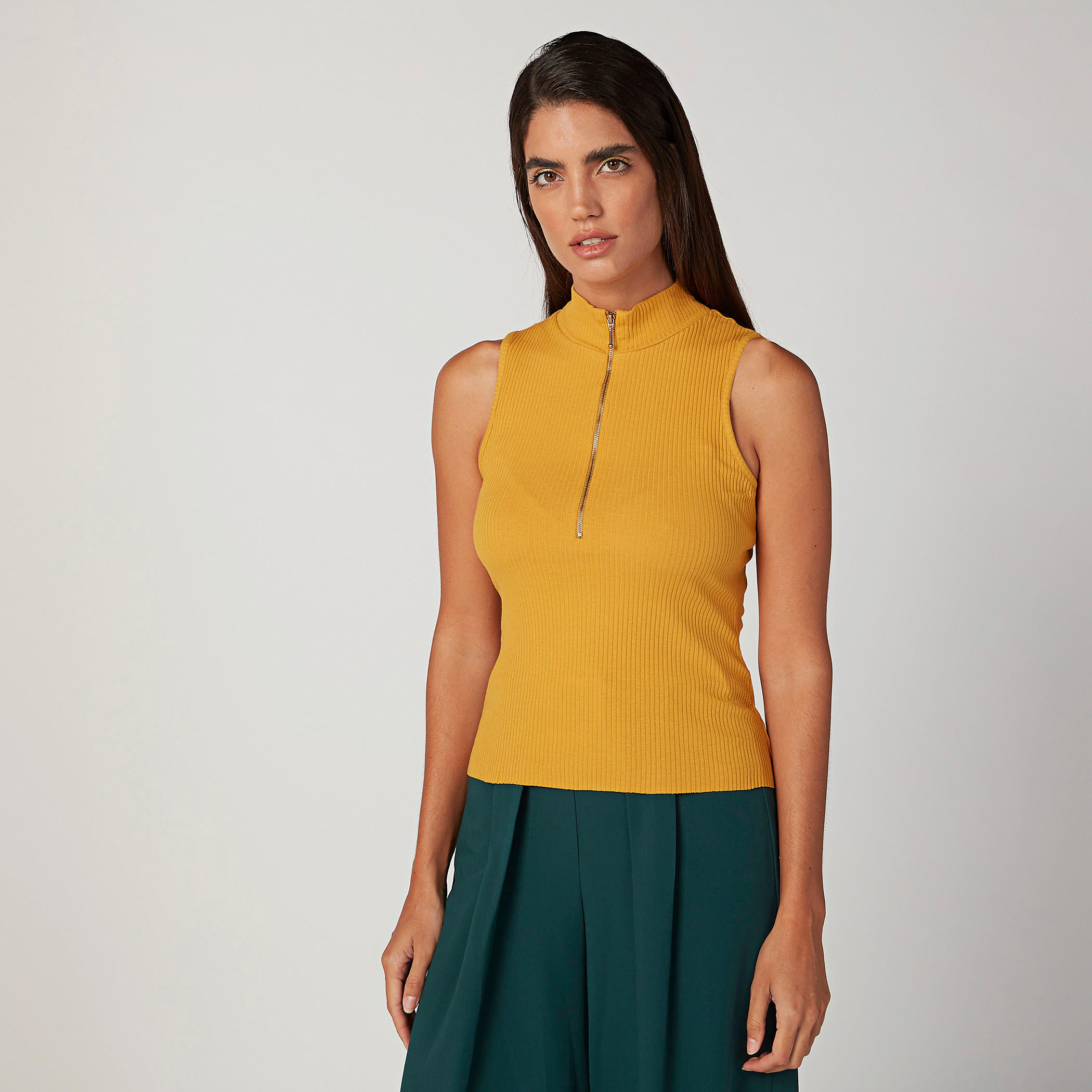 تيشيرت بارز الملمس دون أكمام بياقة عالية وسحّاب-women-clothing-shirtsandblouses-shirts-image-1