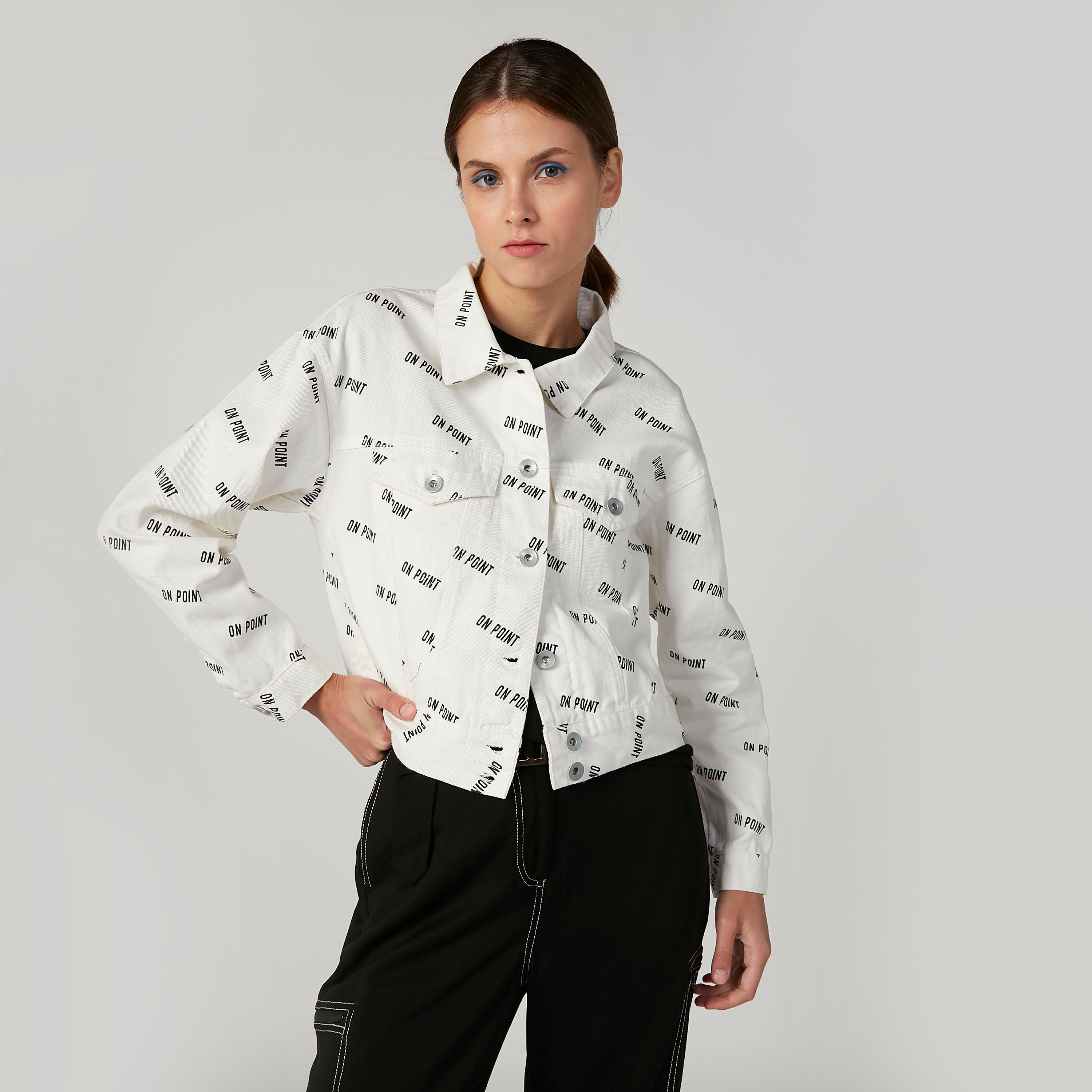جاكيت جينز بأكمام طويلة وجيوب بطيّة وطبعات-women-winterwear-coatsandjackets-jackets-image-1