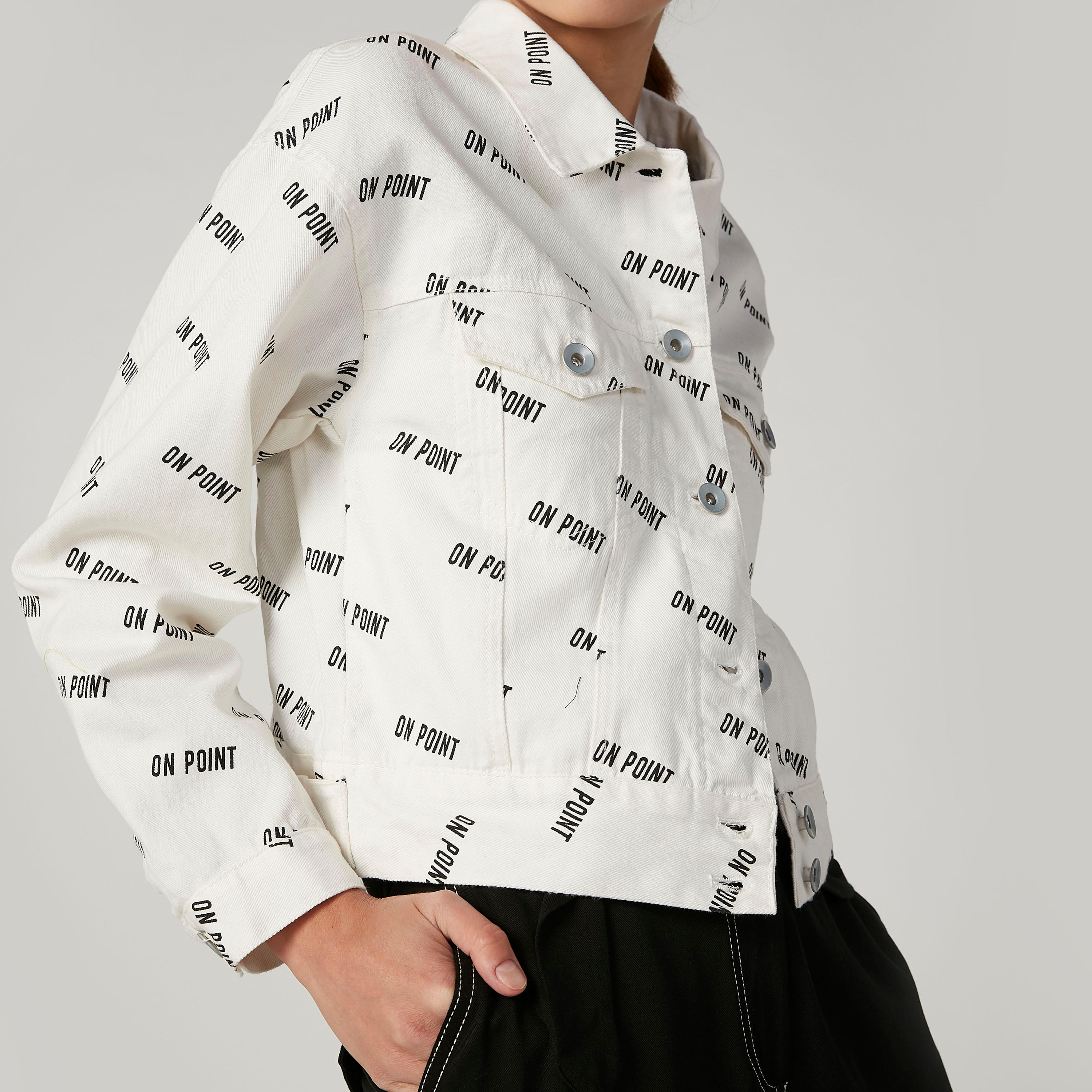 جاكيت جينز بأكمام طويلة وجيوب بطيّة وطبعات-women-winterwear-coatsandjackets-jackets-image-2