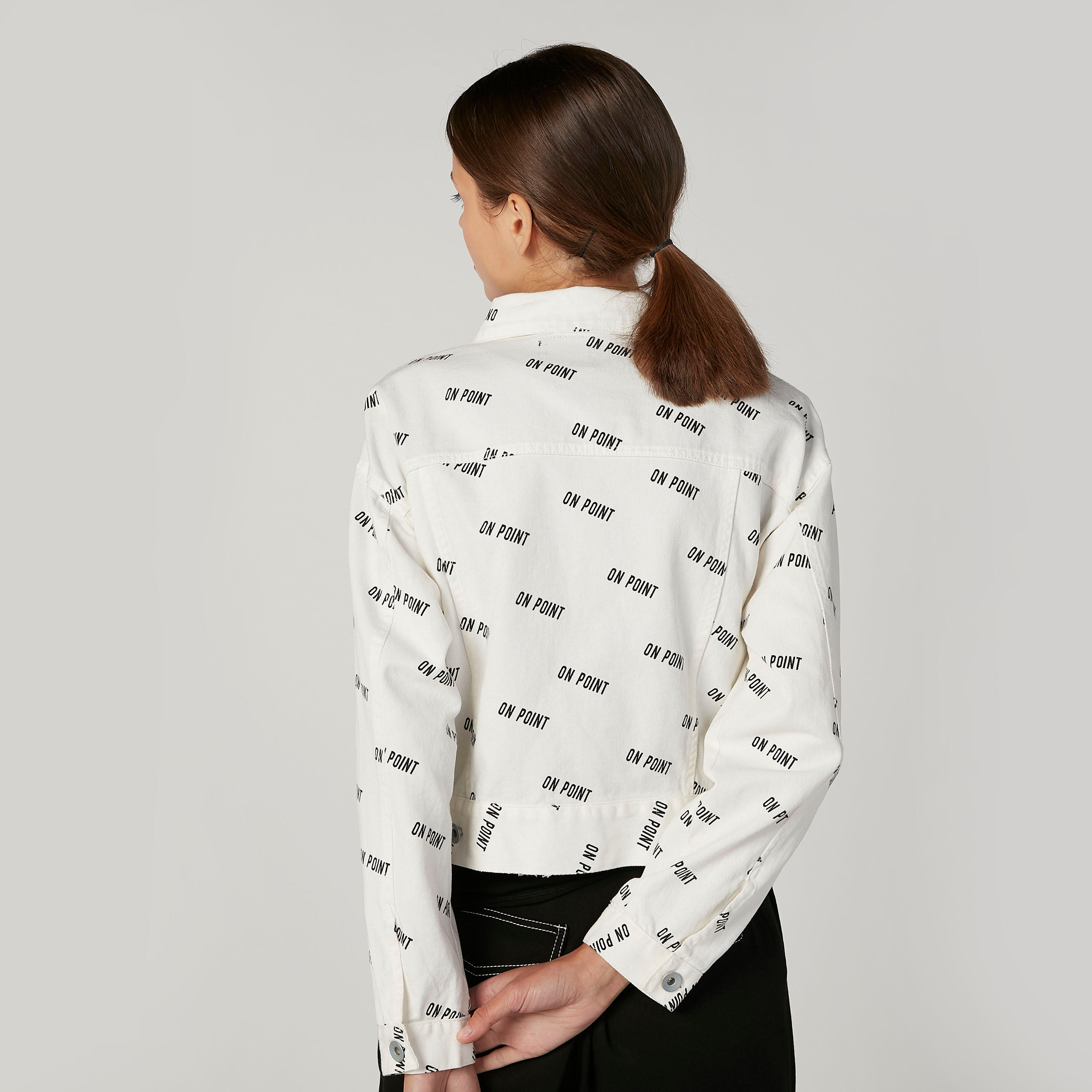 جاكيت جينز بأكمام طويلة وجيوب بطيّة وطبعات-women-winterwear-coatsandjackets-jackets-image-3