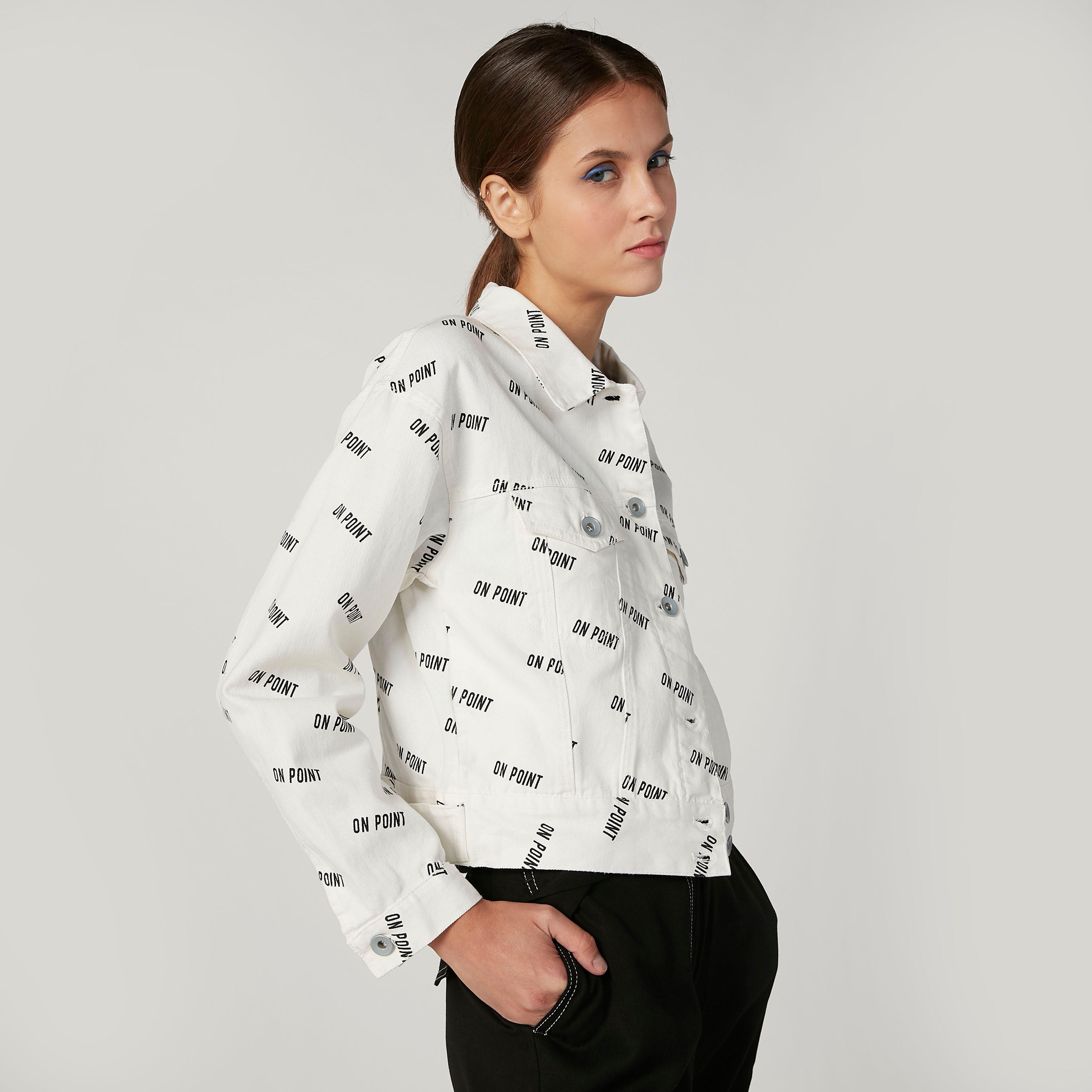 جاكيت جينز بأكمام طويلة وجيوب بطيّة وطبعات-women-winterwear-coatsandjackets-jackets-image-4