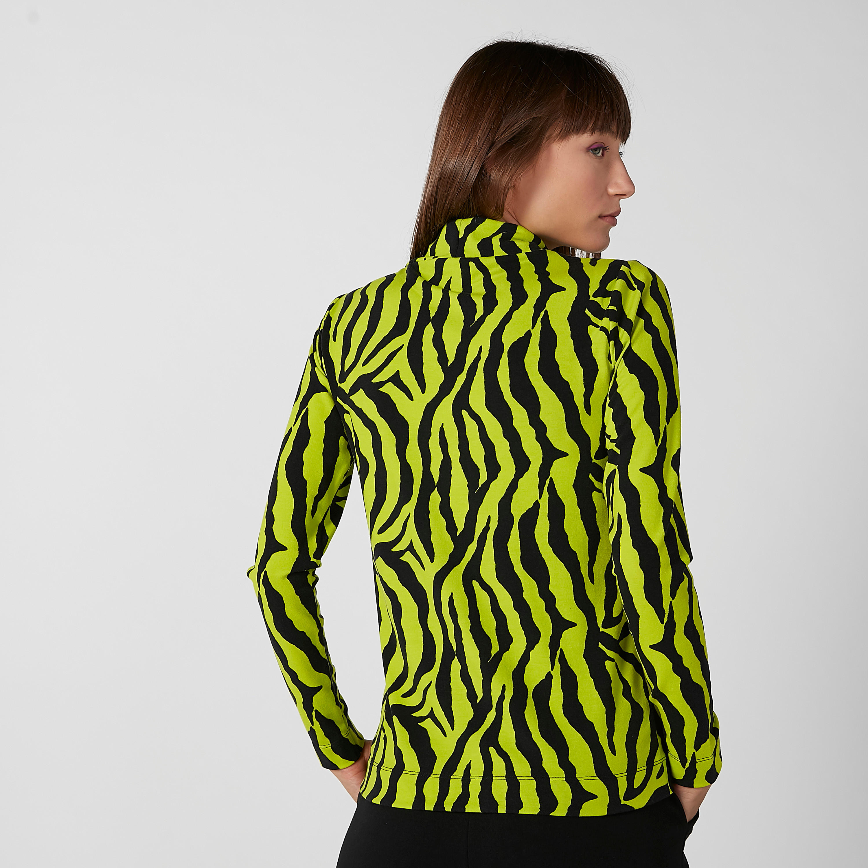 بلوزة بياقة عالية وأكمام طويلة وطبعات-women-clothing-shirtsandblouses-blouses-image-3