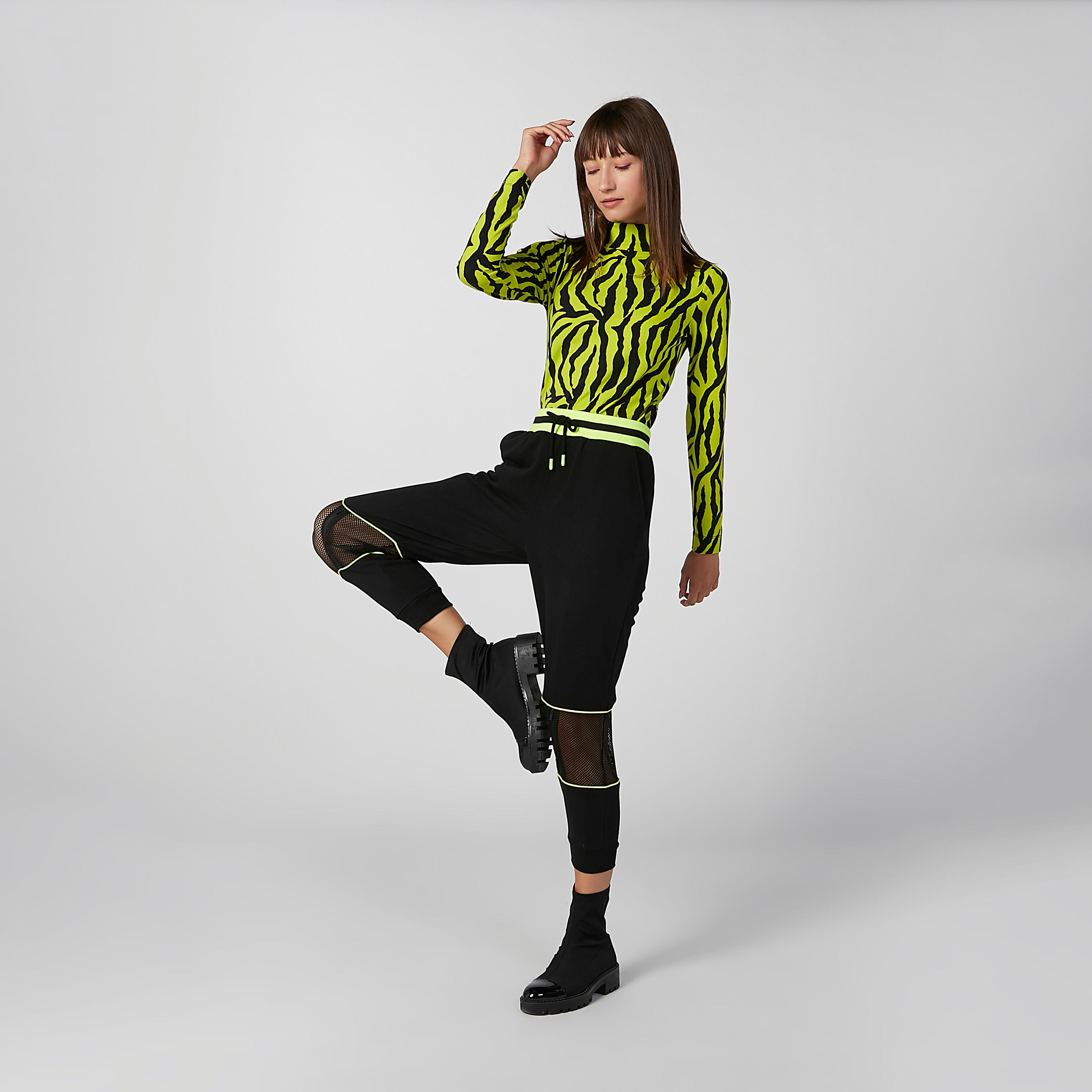 بلوزة بياقة عالية وأكمام طويلة وطبعات-women-clothing-shirtsandblouses-blouses-image-4
