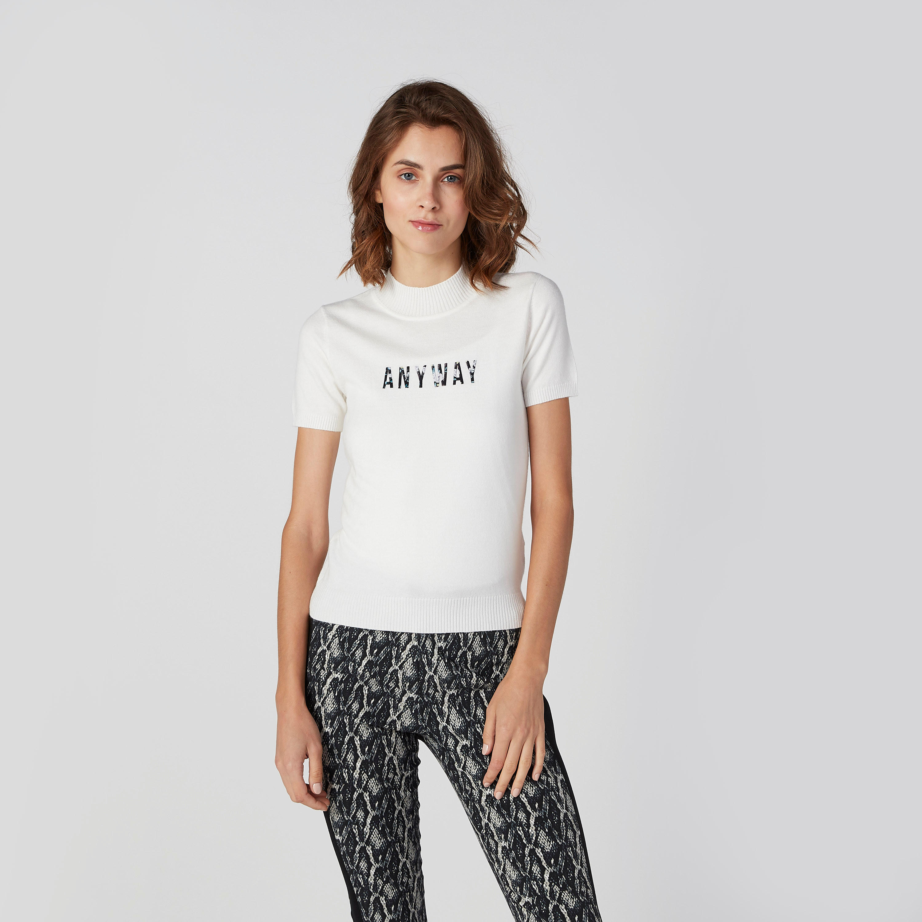 تيشيرت بياقة عالية وأكمام قصيرة وطبعات-women-clothing-tshirts-image-1