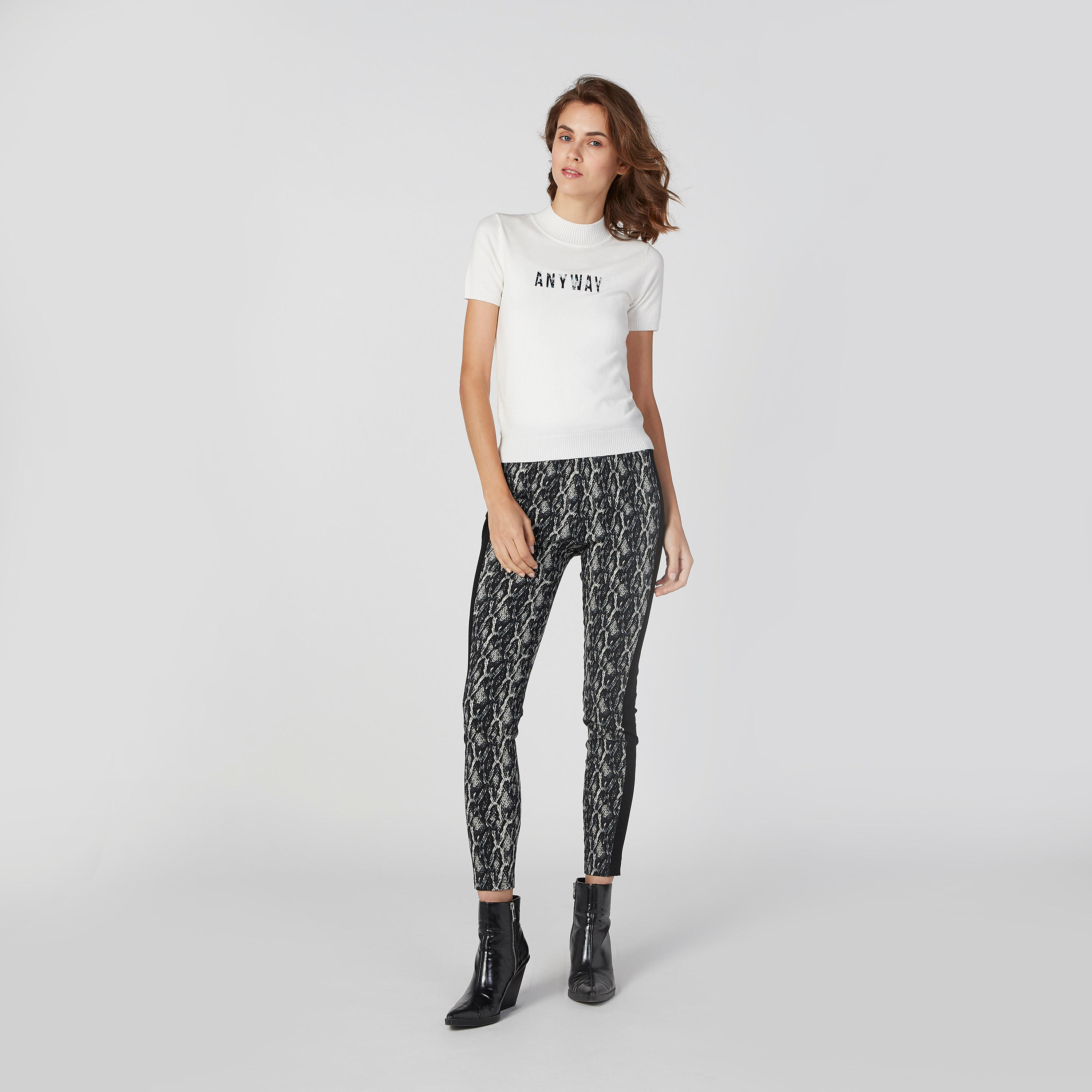 تيشيرت بياقة عالية وأكمام قصيرة وطبعات-women-clothing-tshirts-image-4
