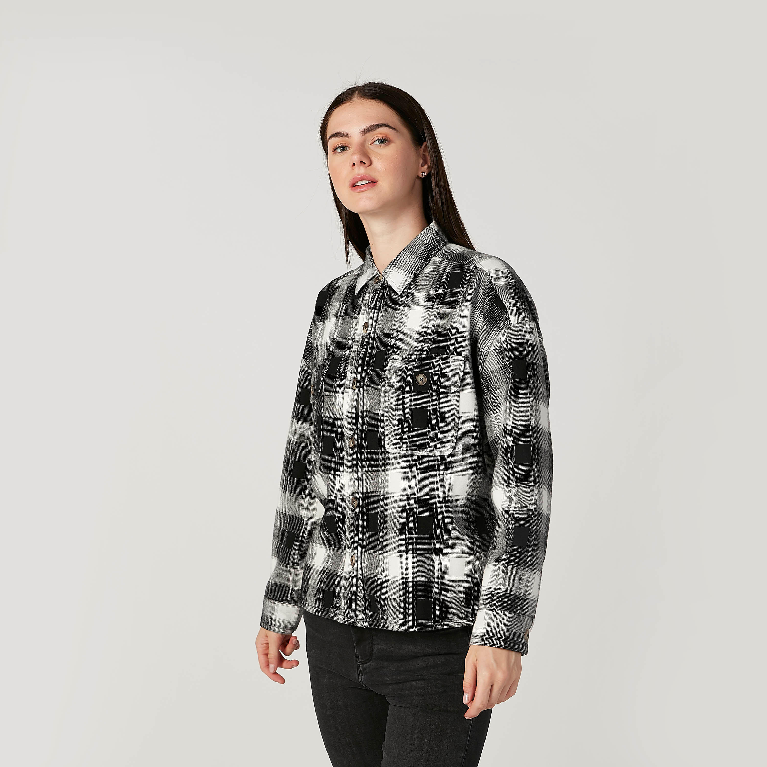 قميص كاروهات بأكمام طويلة وجيوب بطيّة-women-winterwear-hoodiesandsweatshirts-hoodies-image-1
