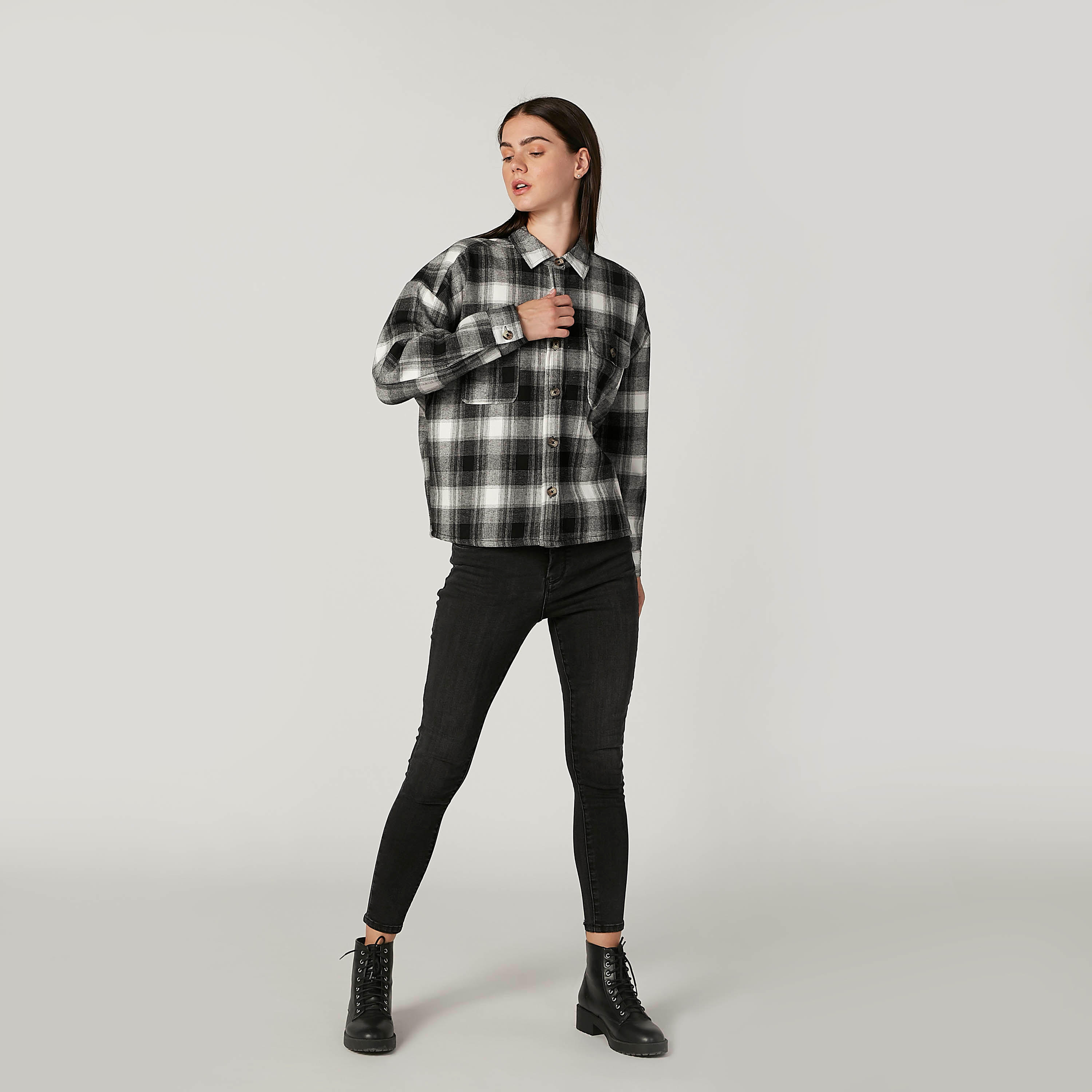 قميص كاروهات بأكمام طويلة وجيوب بطيّة-women-winterwear-hoodiesandsweatshirts-hoodies-image-2
