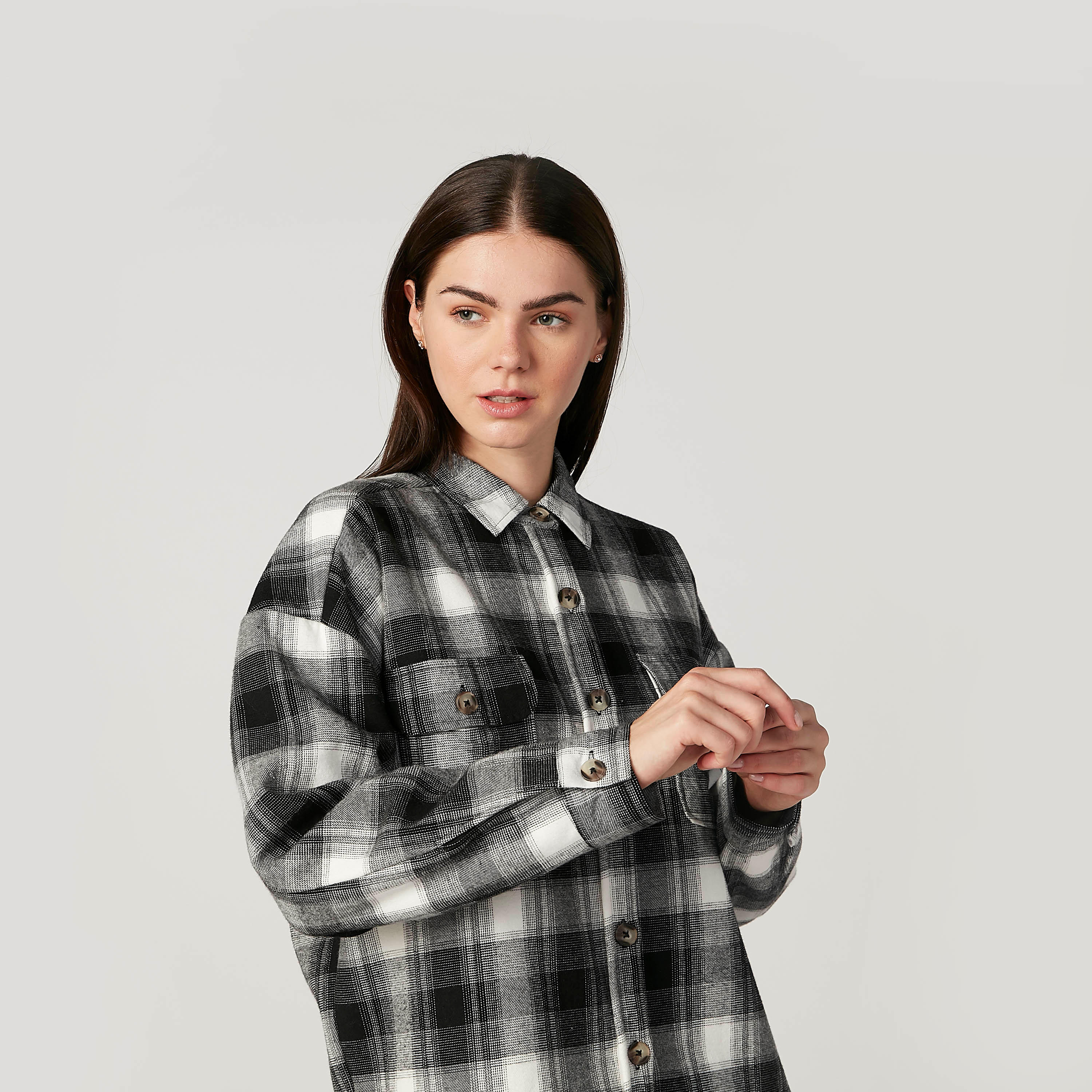 قميص كاروهات بأكمام طويلة وجيوب بطيّة-women-winterwear-hoodiesandsweatshirts-hoodies-image-3