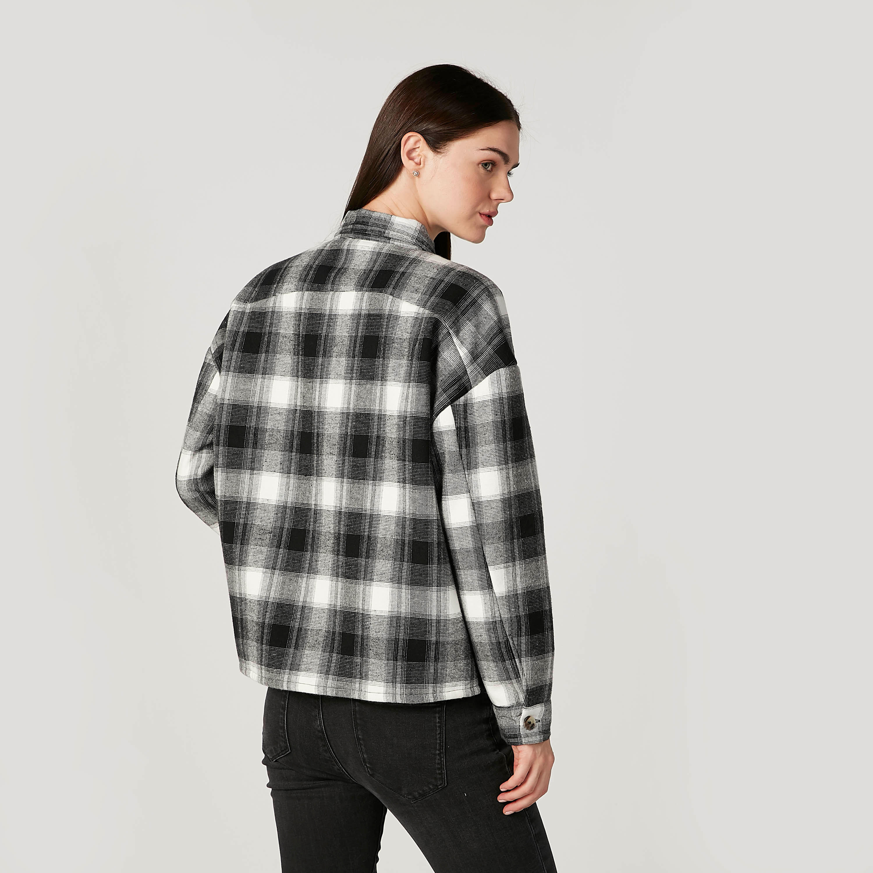 قميص كاروهات بأكمام طويلة وجيوب بطيّة-women-winterwear-hoodiesandsweatshirts-hoodies-image-4