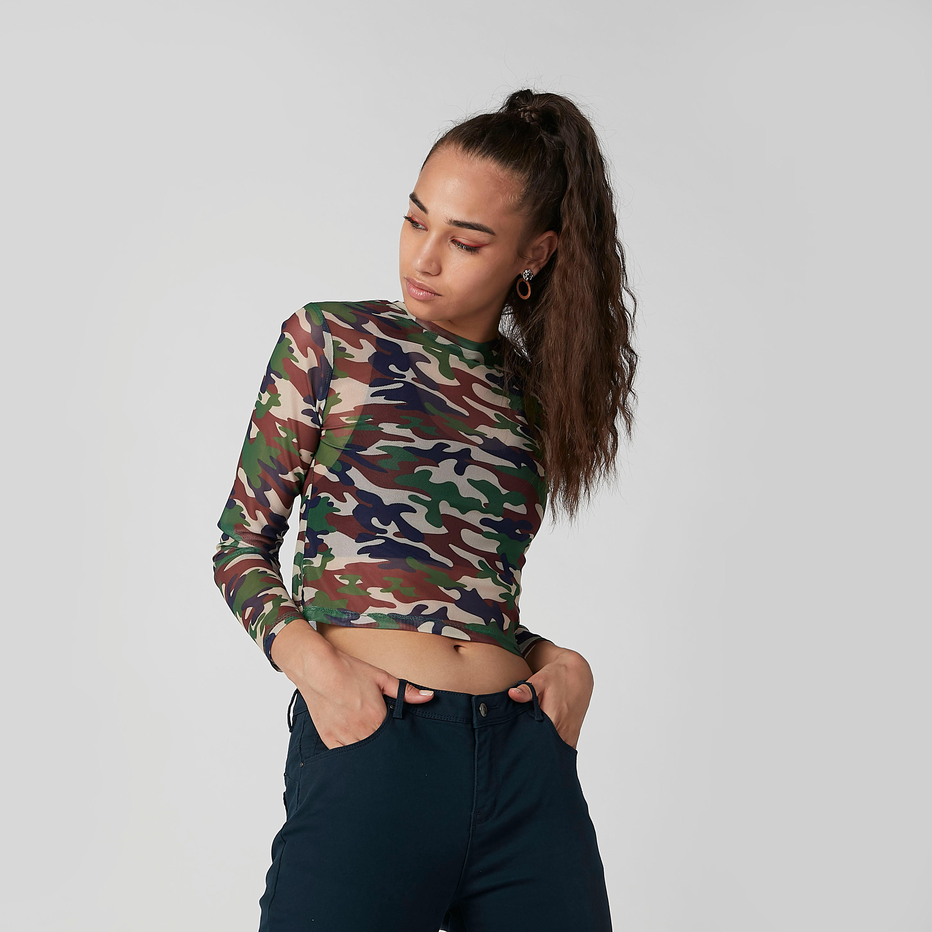 بلوزة قصيرة بياقة مستديرة وأكمام طويلة وطبعات مموّهة-women-clothing-shirtsandblouses-blouses-image-1