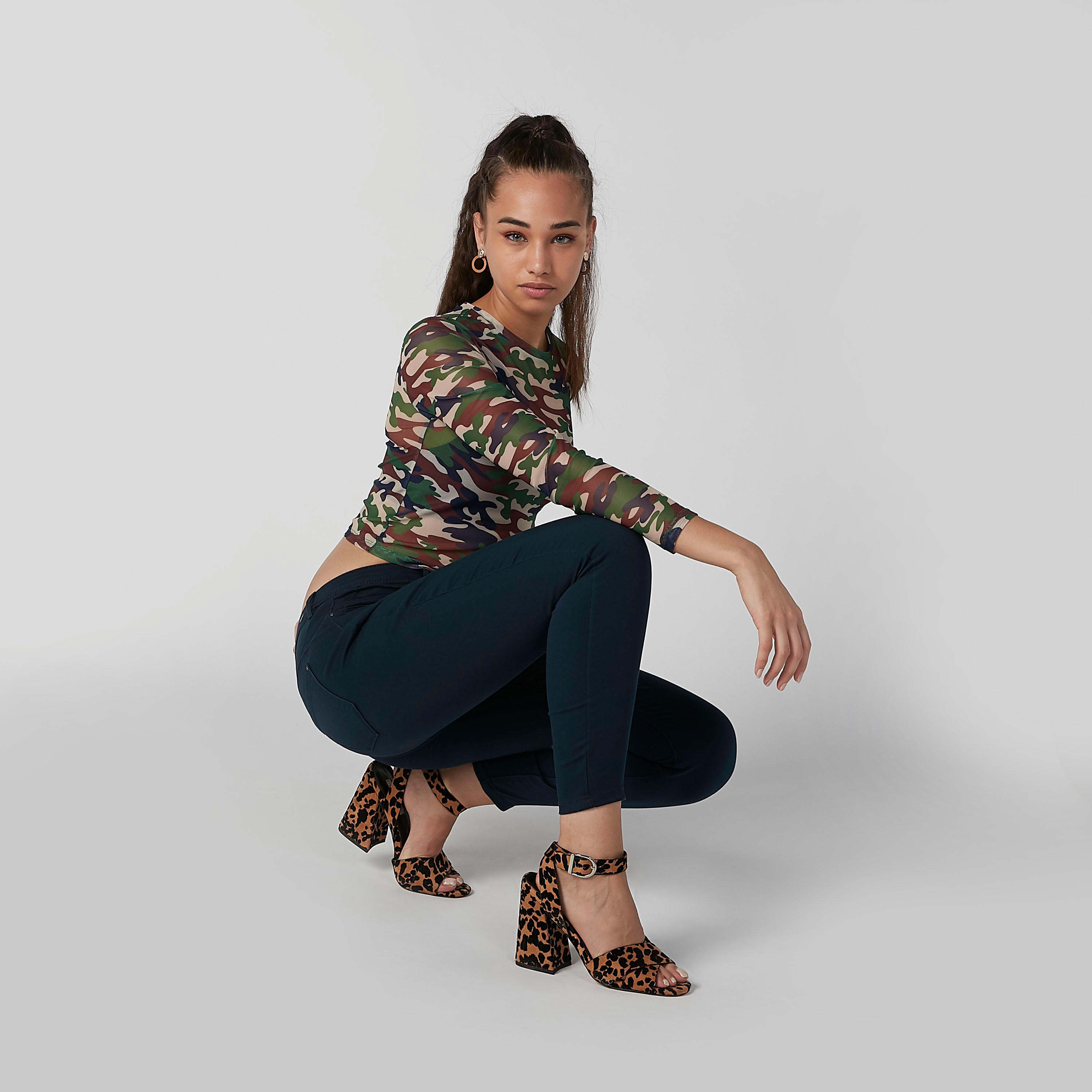 بلوزة قصيرة بياقة مستديرة وأكمام طويلة وطبعات مموّهة-women-clothing-shirtsandblouses-blouses-image-2