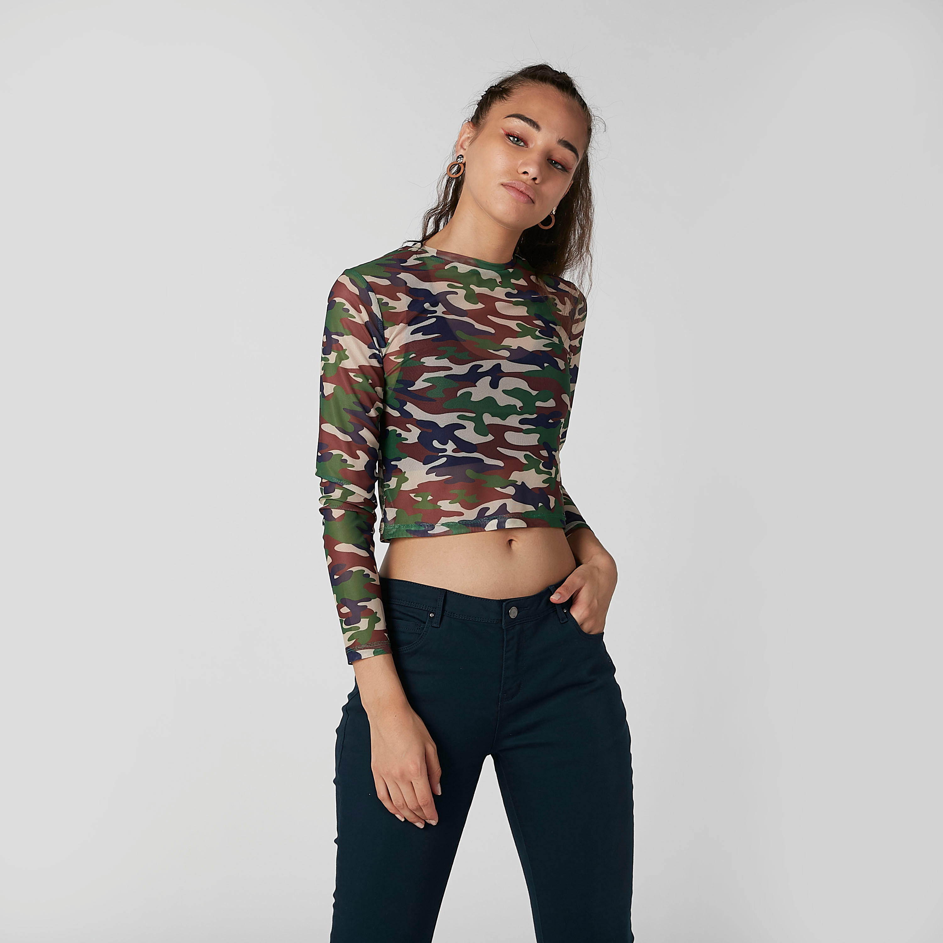 بلوزة قصيرة بياقة مستديرة وأكمام طويلة وطبعات مموّهة-women-clothing-shirtsandblouses-blouses-image-3