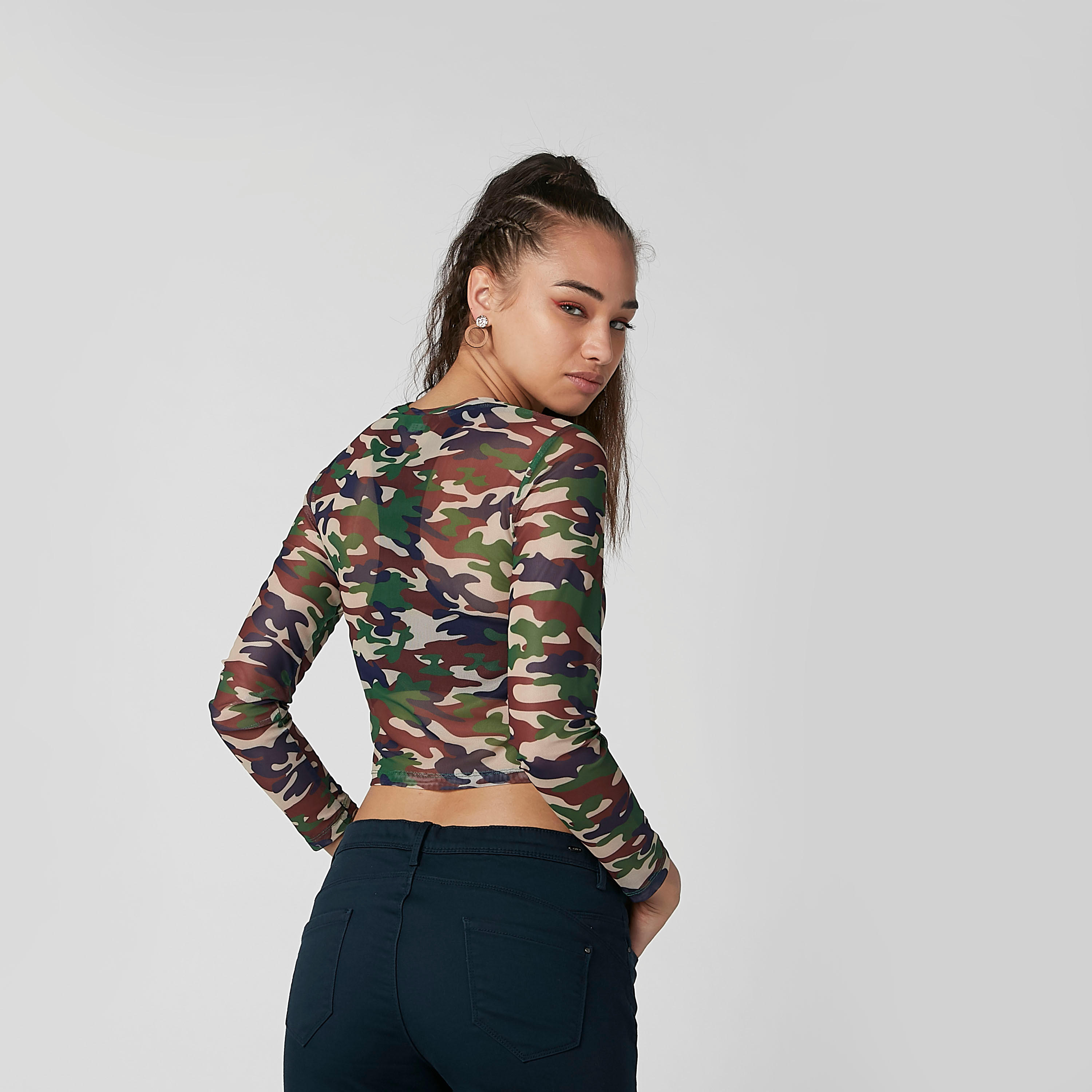 بلوزة قصيرة بياقة مستديرة وأكمام طويلة وطبعات مموّهة-women-clothing-shirtsandblouses-blouses-image-4
