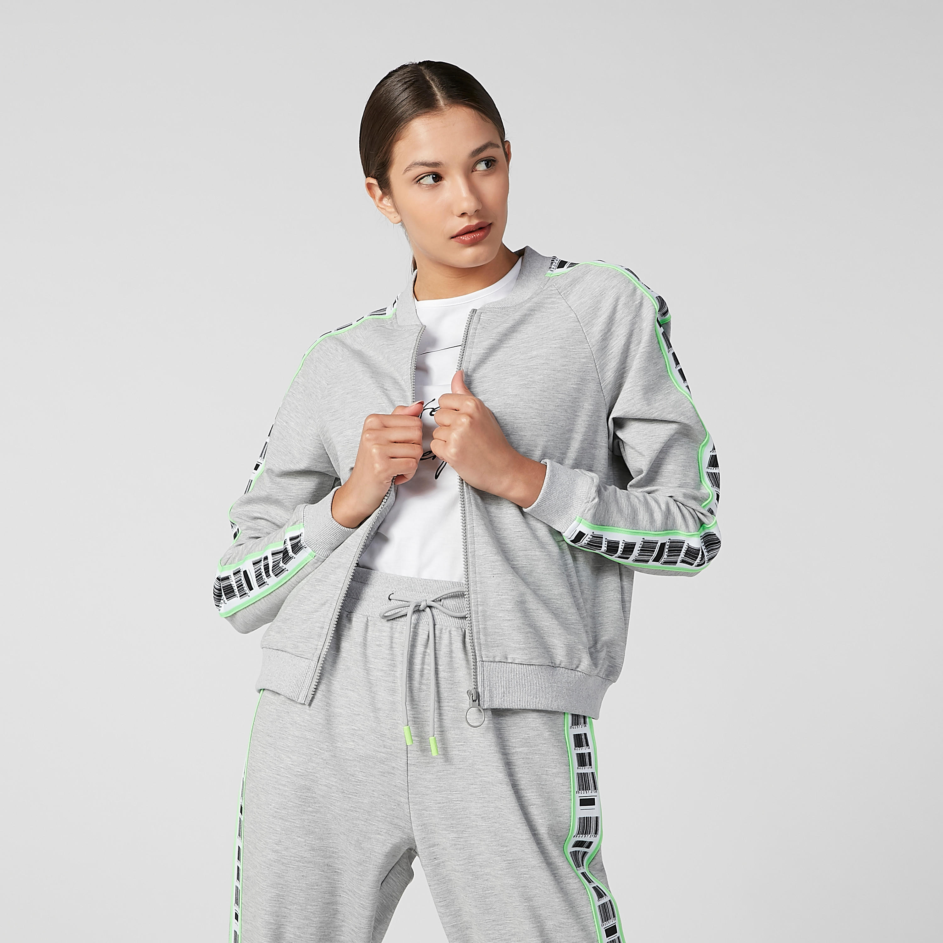 جاكيت بومبر بأكمام مغايرة وسحّاب إغلاق وطبعات-women-winterwear-coatsandjackets-jackets-image-6