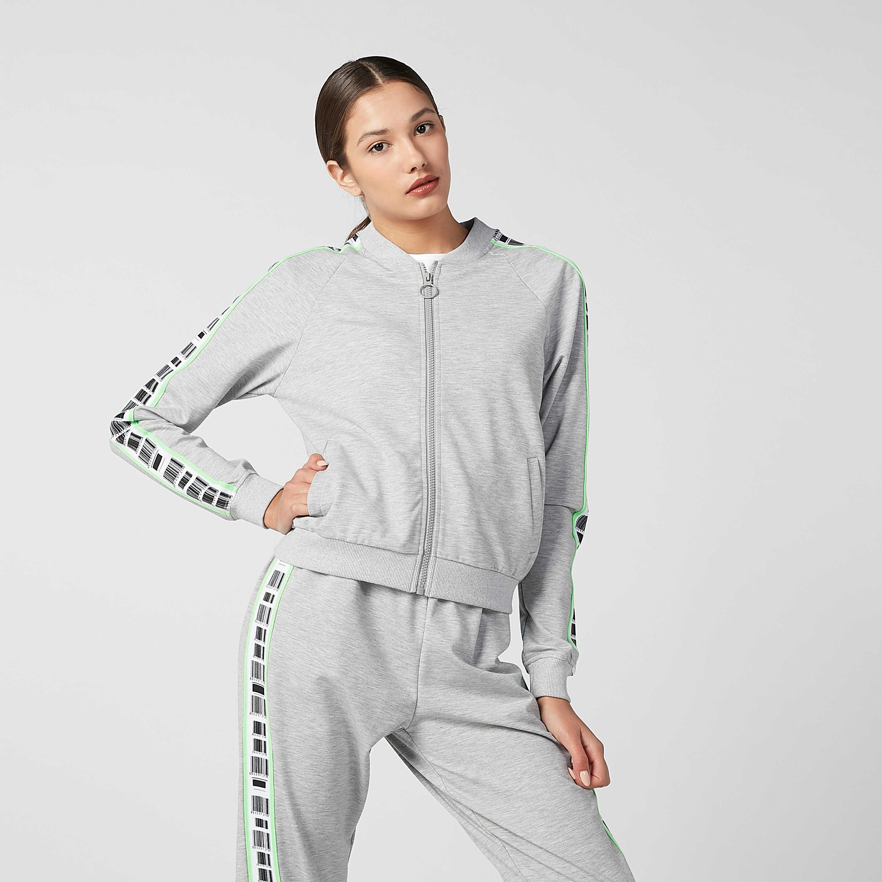 جاكيت بومبر بأكمام مغايرة وسحّاب إغلاق وطبعات-women-winterwear-coatsandjackets-jackets-image-1