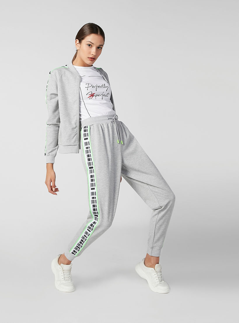 بنطلون رياضي بخصر متوسط الارتفاع وشريطة بطبعات-women-clothing-bottoms-joggers-image-1