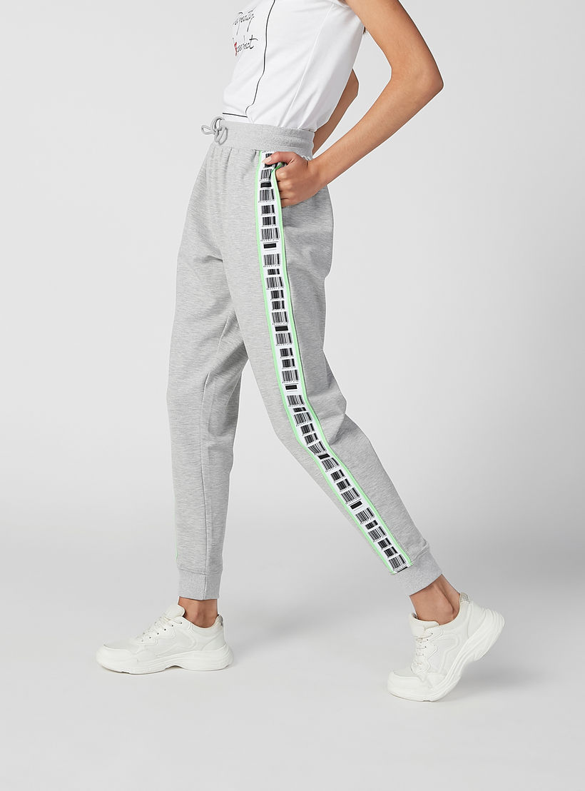بنطلون رياضي بخصر متوسط الارتفاع وشريطة بطبعات-women-clothing-bottoms-joggers-image-2