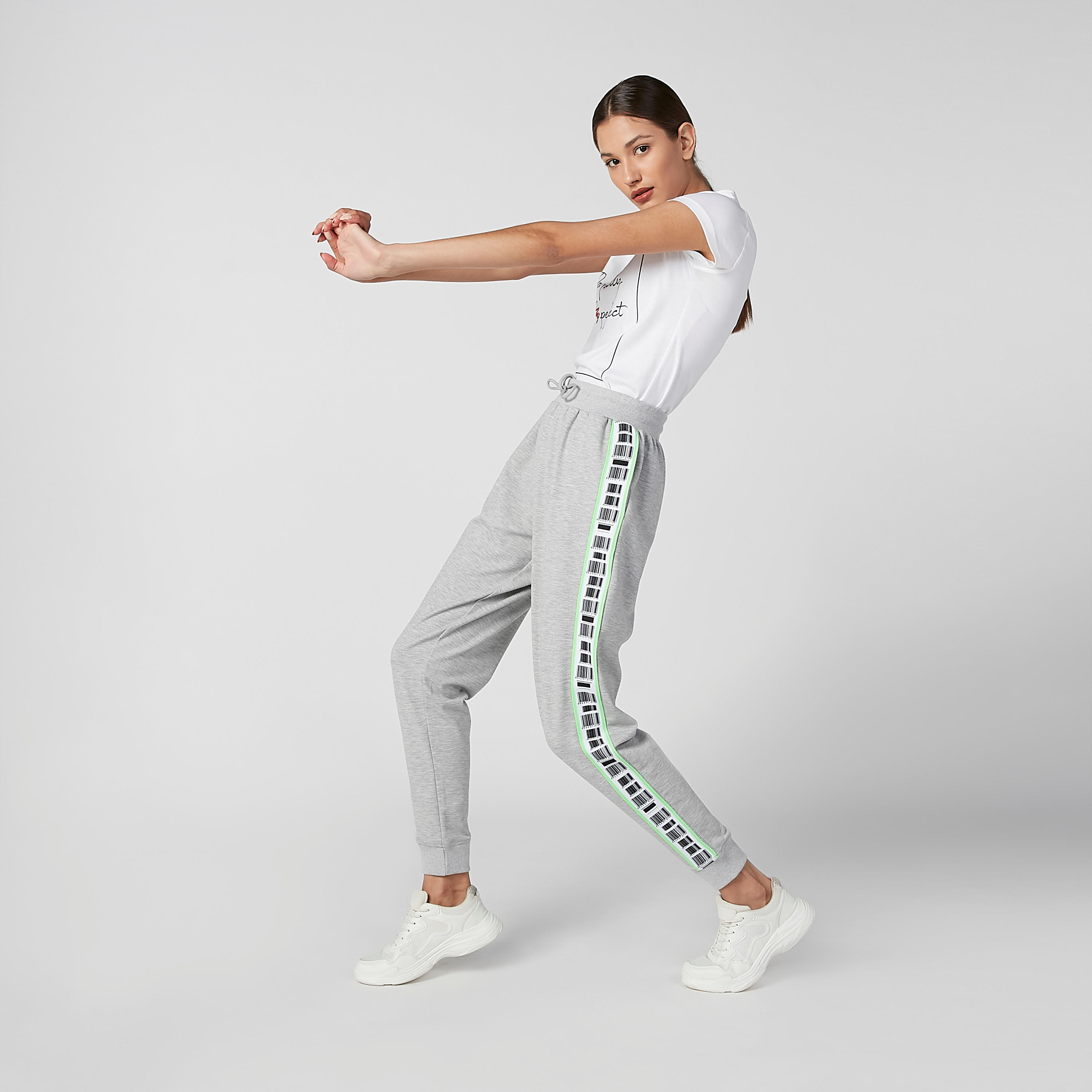 بنطلون رياضي بخصر متوسط الارتفاع وشريطة بطبعات-women-clothing-bottoms-joggers-image-4