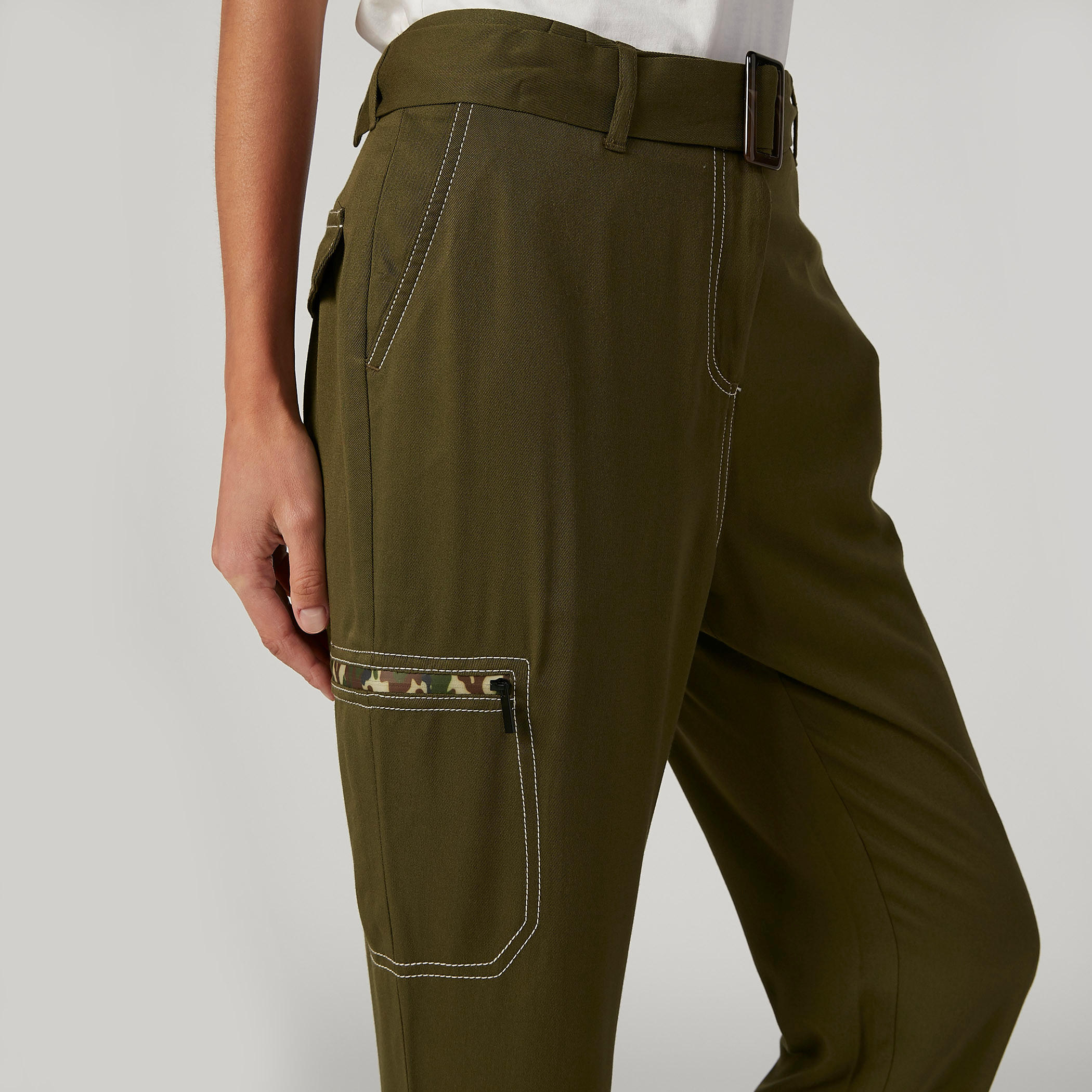بنطلون سادة بخصر متوسط الارتفاع وجيوب وحلقات للحزام-women-clothing-bottoms-trousers-image-3