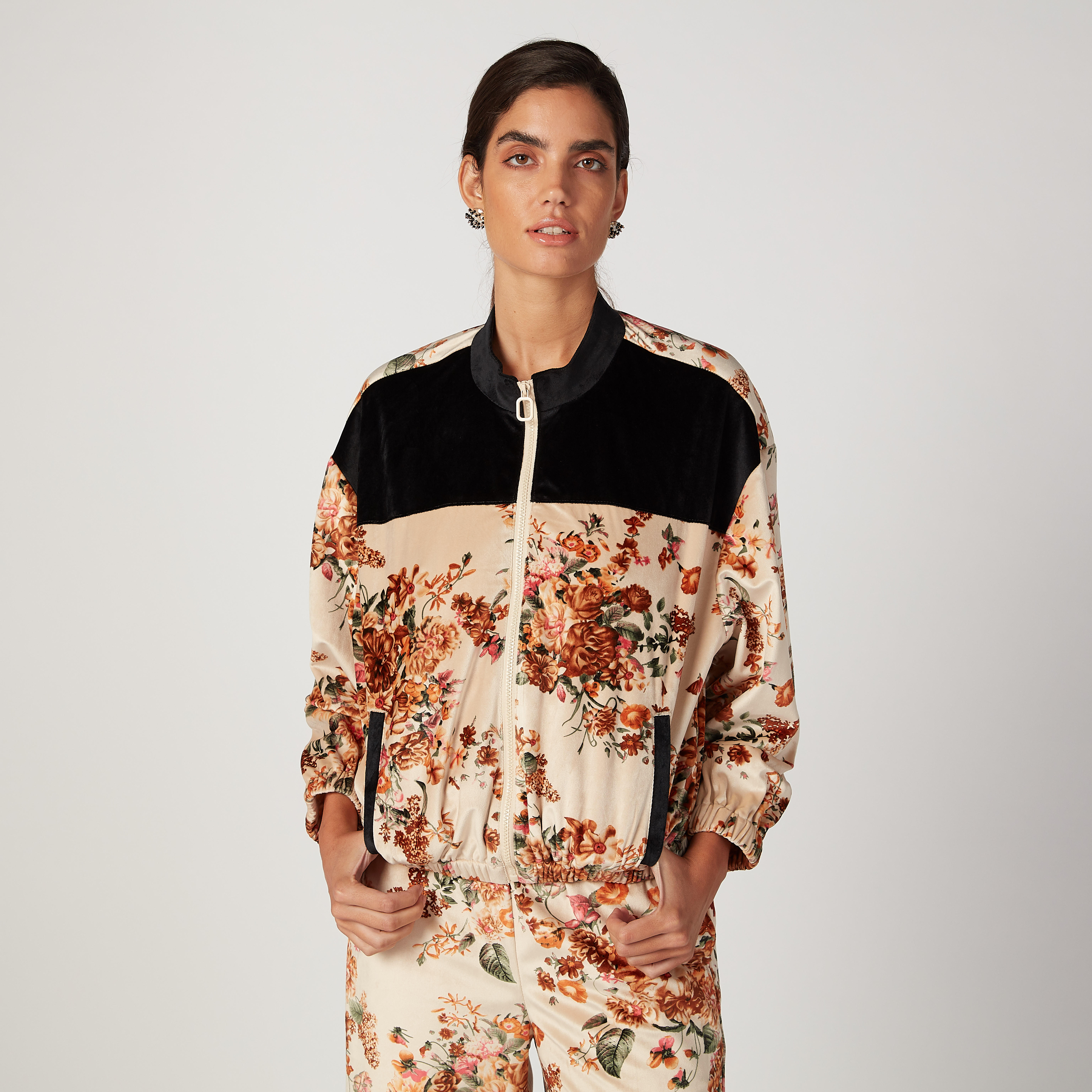 جاكيت بومبر بأكمام طويلة وجيوب كنغر وطبعات زهرية-women-winterwear-coatsandjackets-jackets-image-1